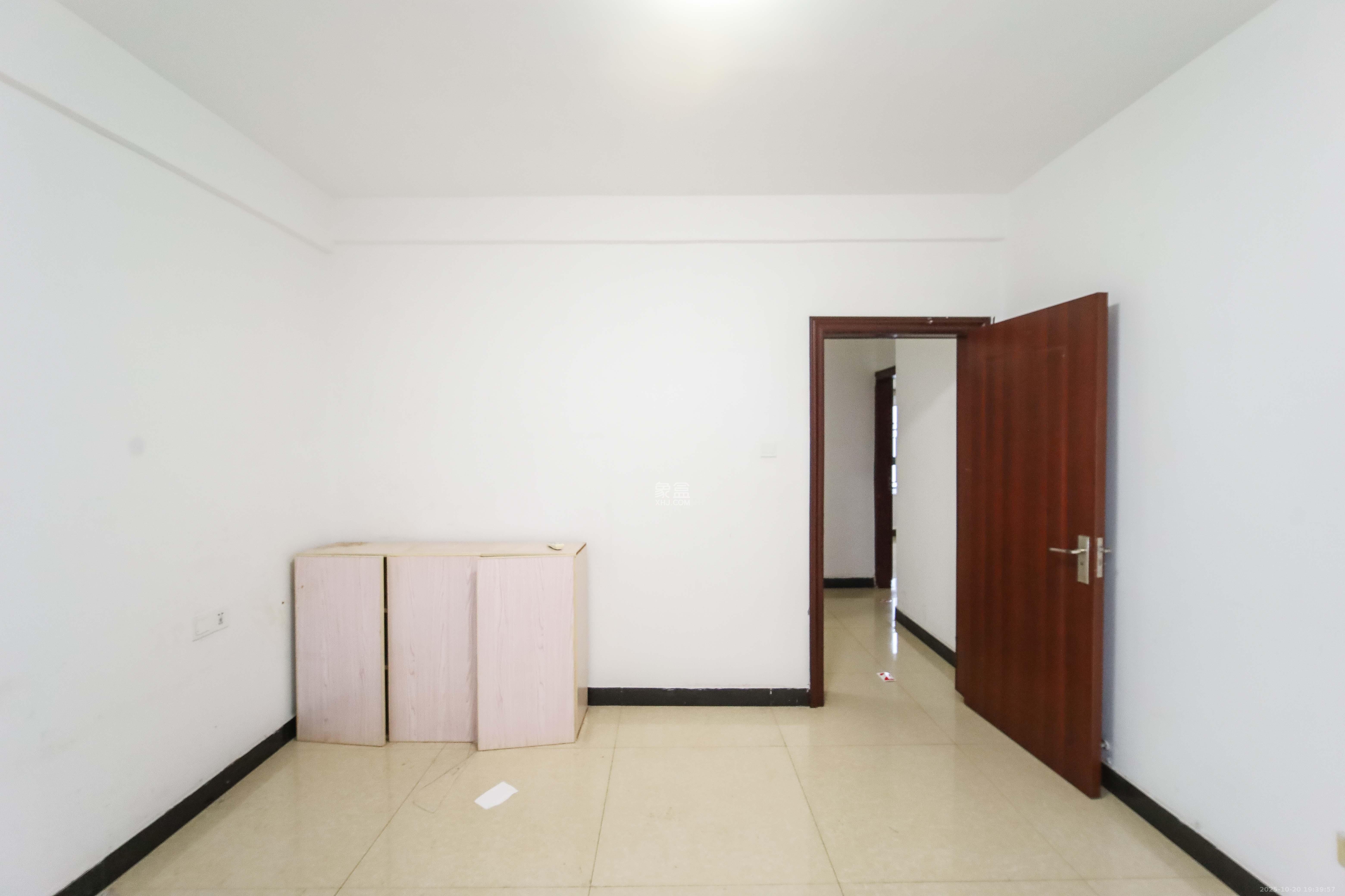 华城广场  2室2厅1卫    72.0万卧室