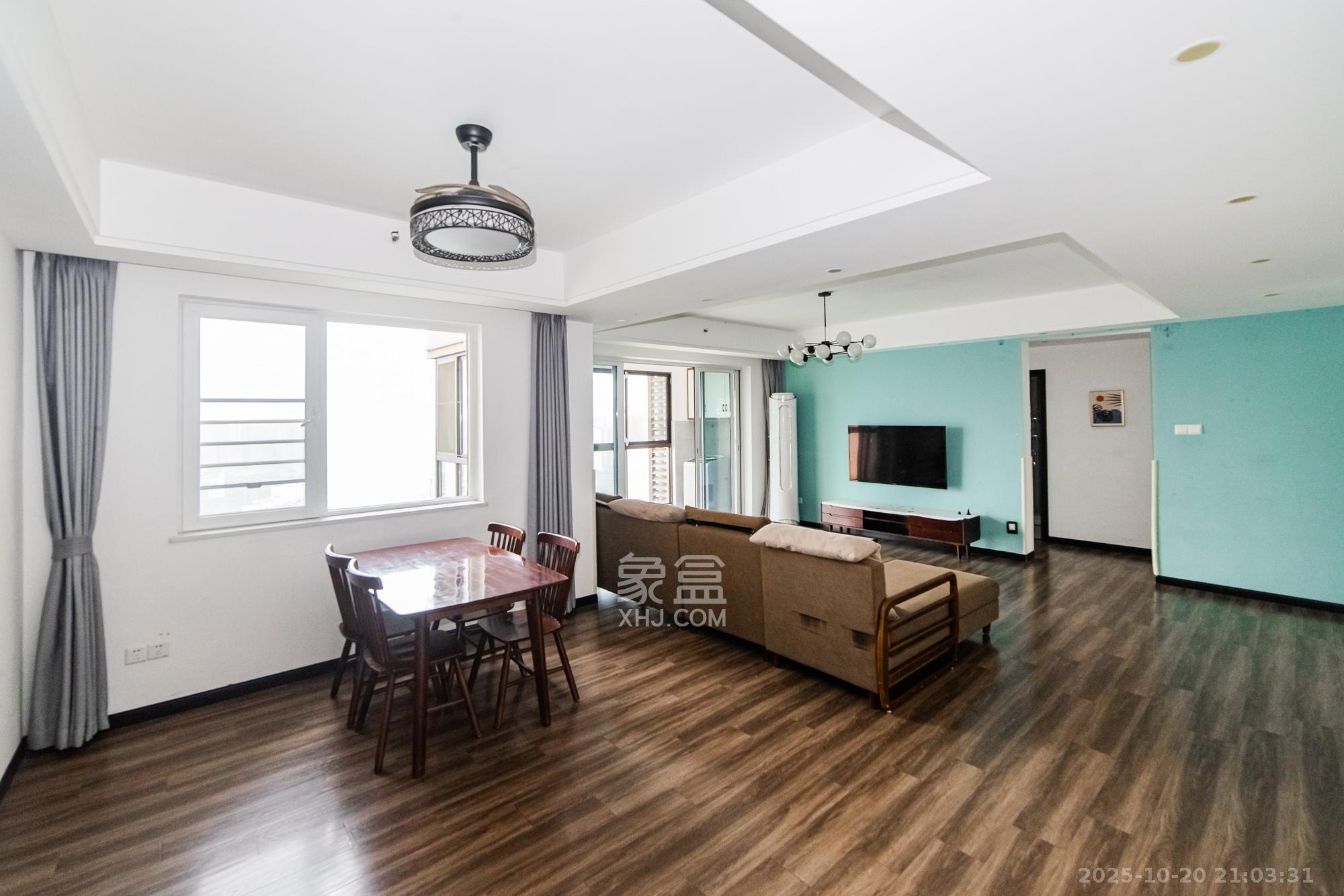 北辰三角洲C2区  3室2厅2卫    218.0万客厅