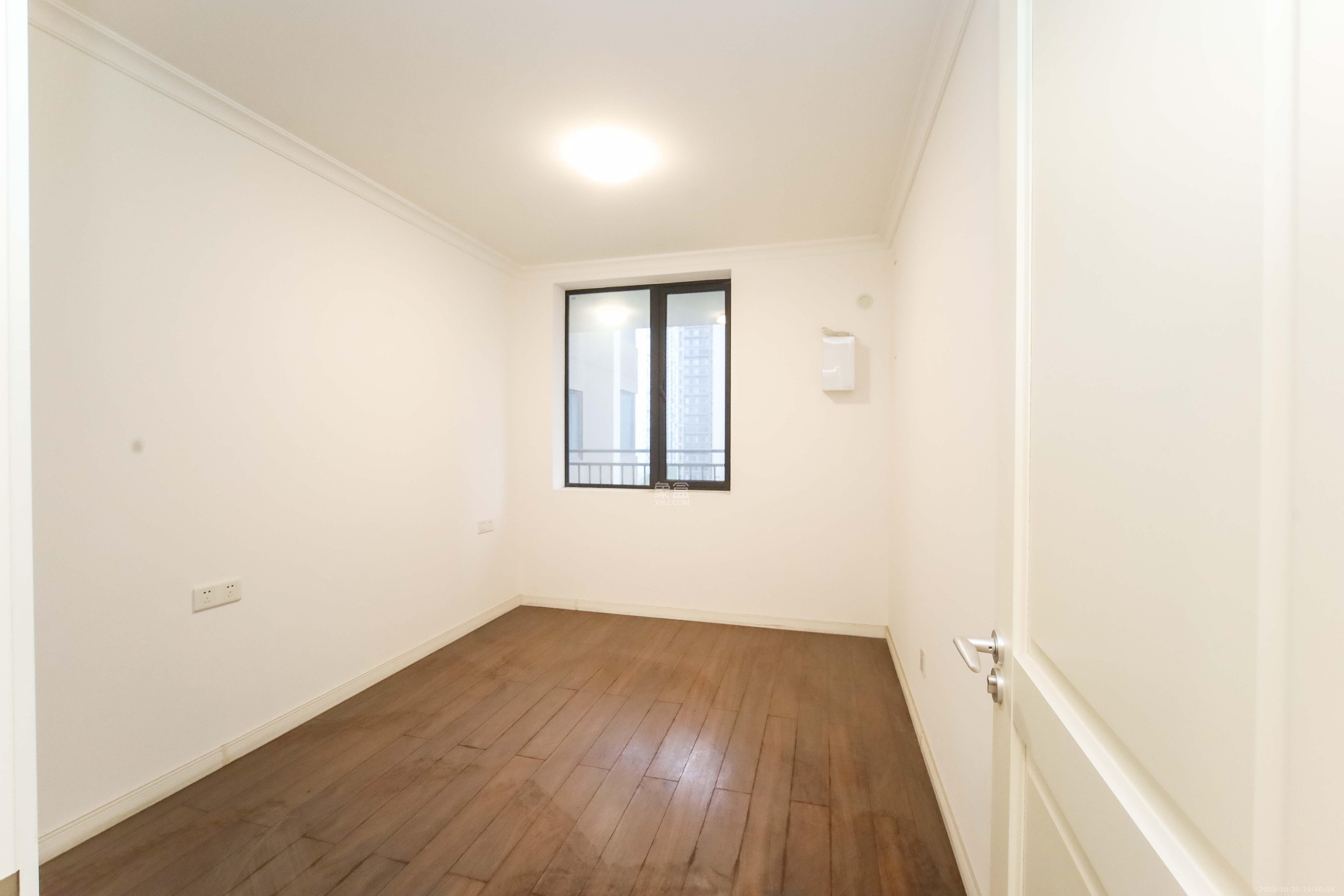 万科金域蓝湾  4室2厅2卫    170.0万卧室