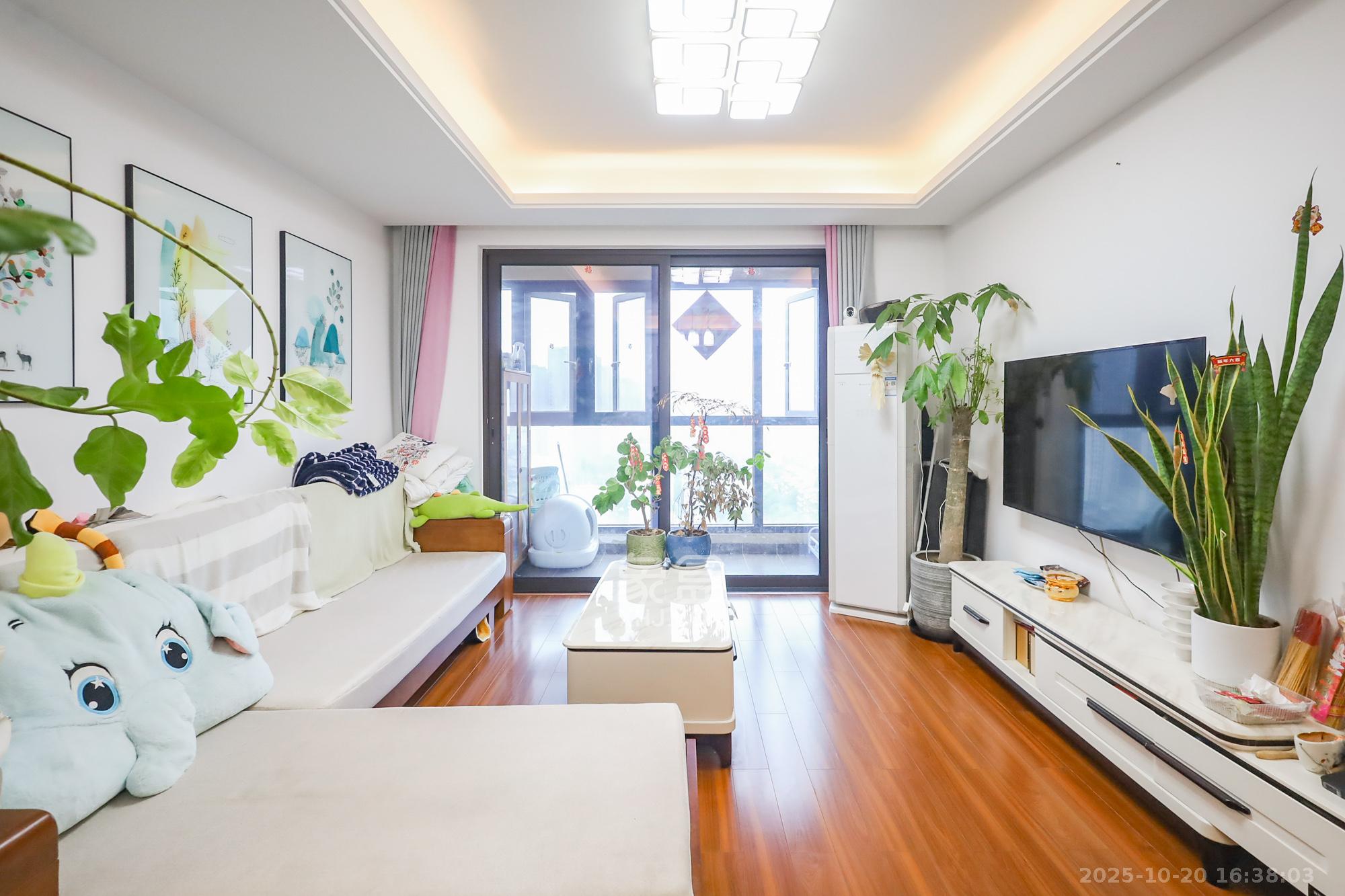 龙湖水晶郦城  3室2厅2卫    159.0万客厅