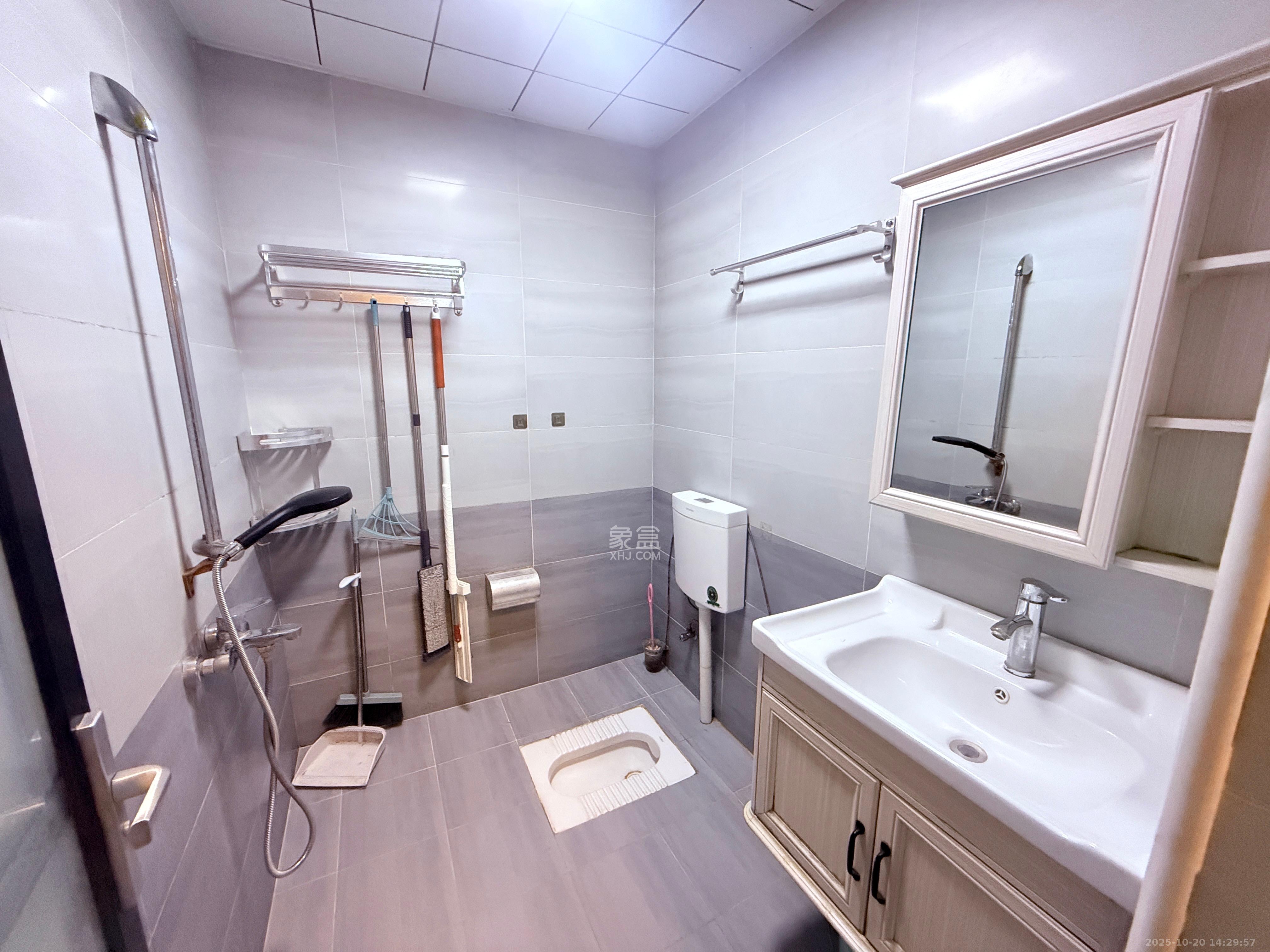 江南华府  1室1厅1卫    1600.0元/月 江南华府  1室1厅1卫    1600.0元/月室内图