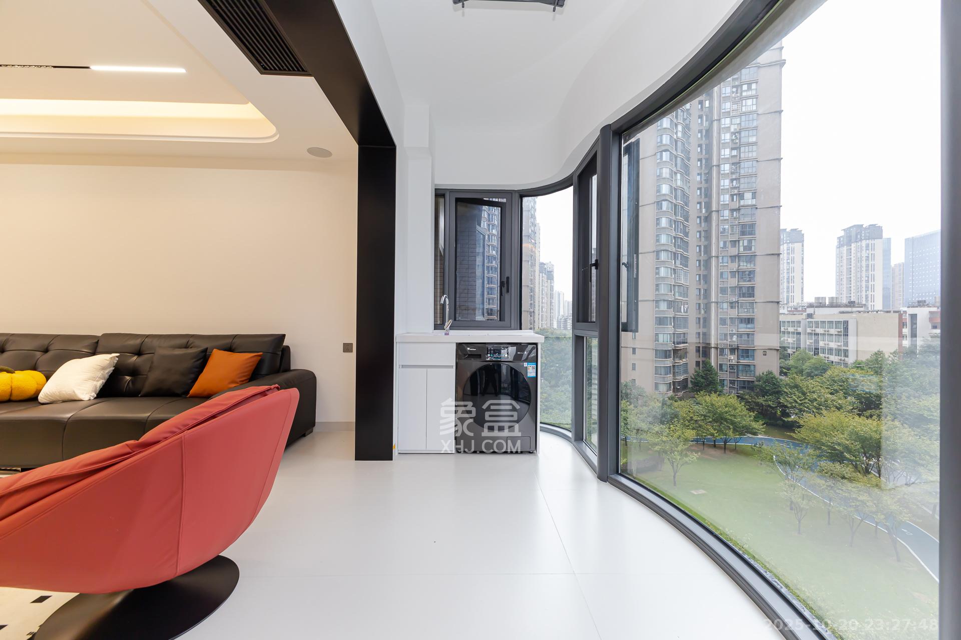 名家翡翠花园  4室2厅2卫    129.8万阳台