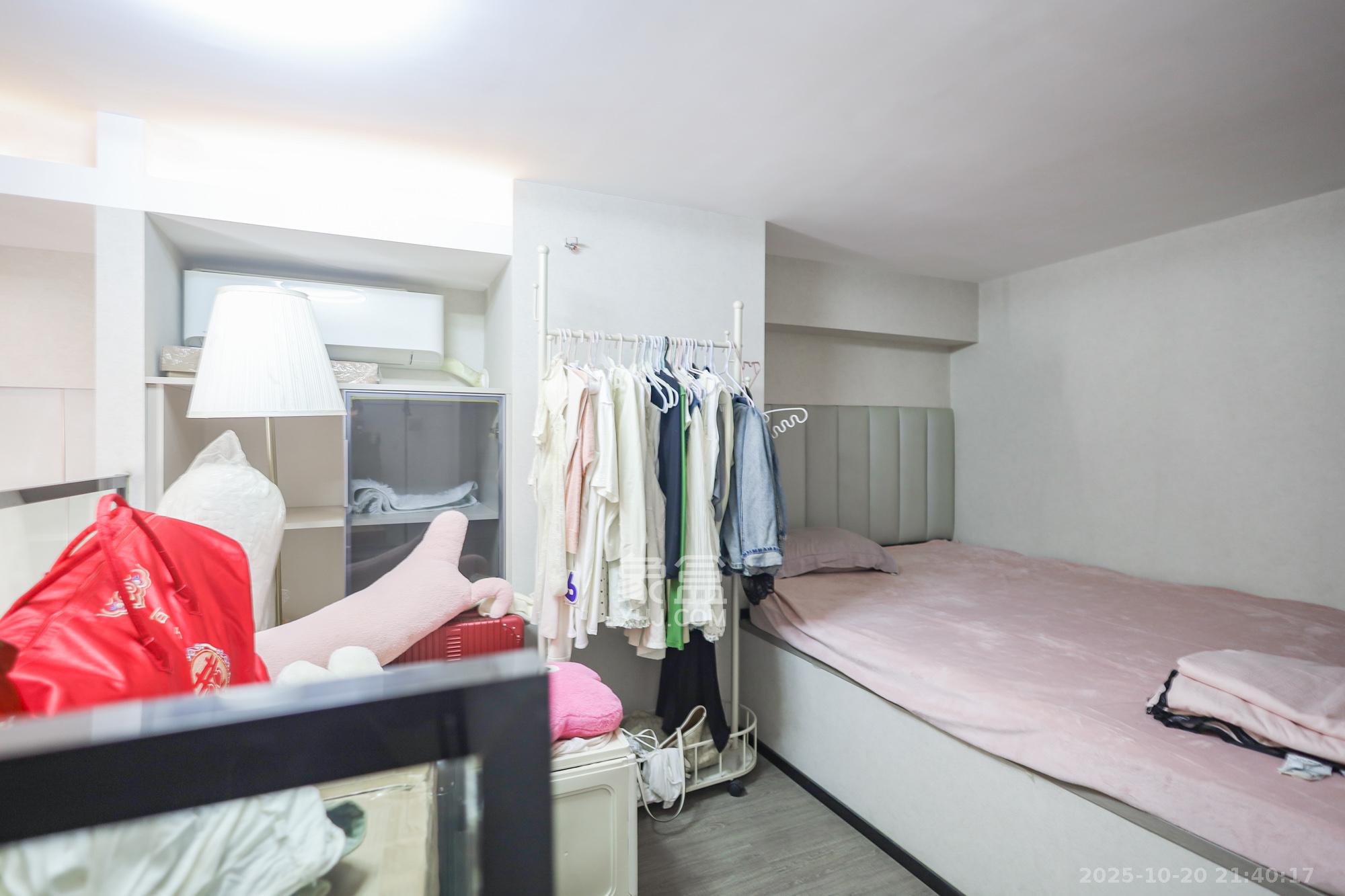 中一鲲出(鲲鹏府)  1室1厅1卫    55.0万 中一鲲出(鲲鹏府)  1室1厅1卫    55.0万卧室