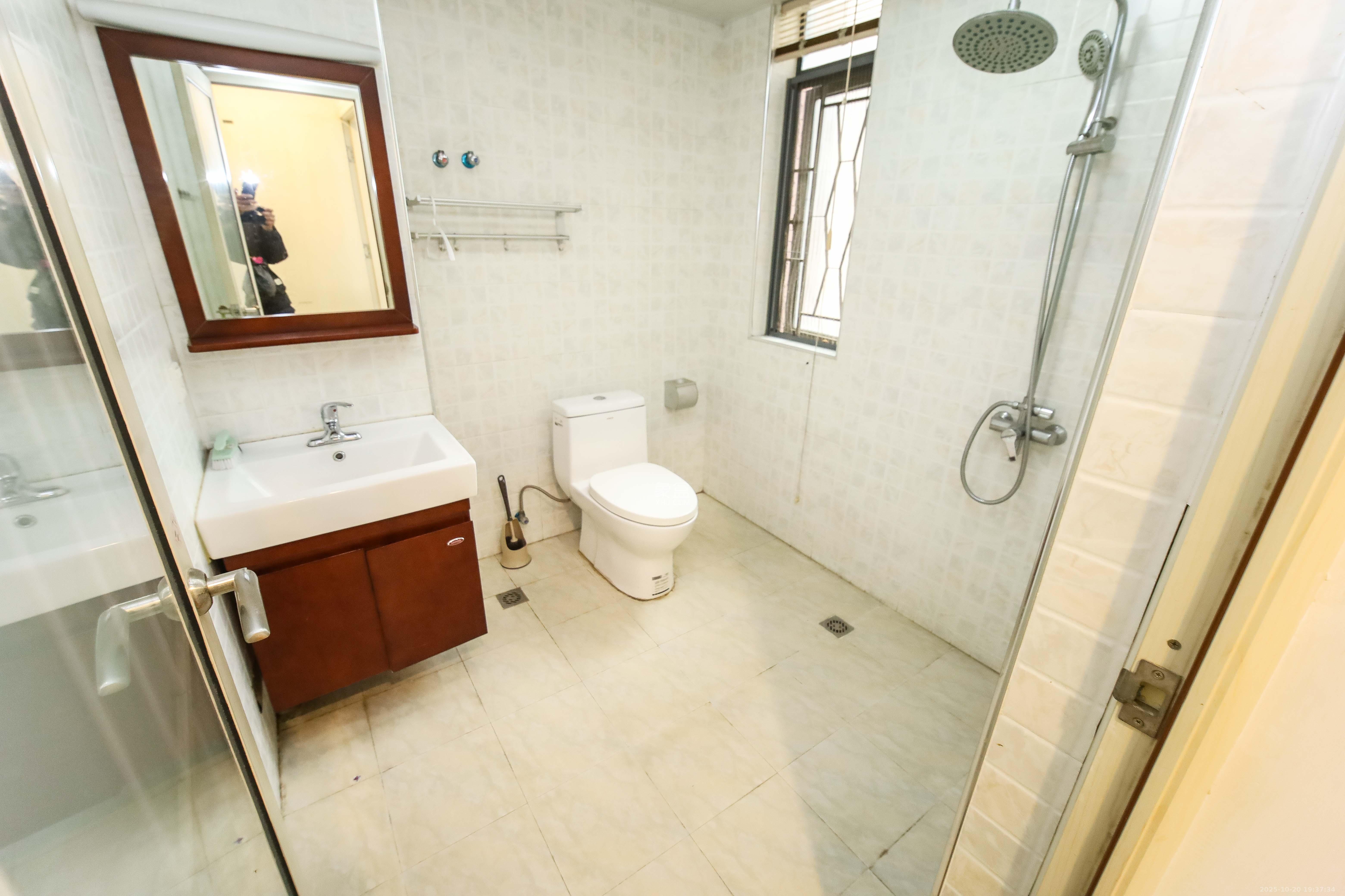 江河双水湾  3室2厅2卫    85.0万卫生间