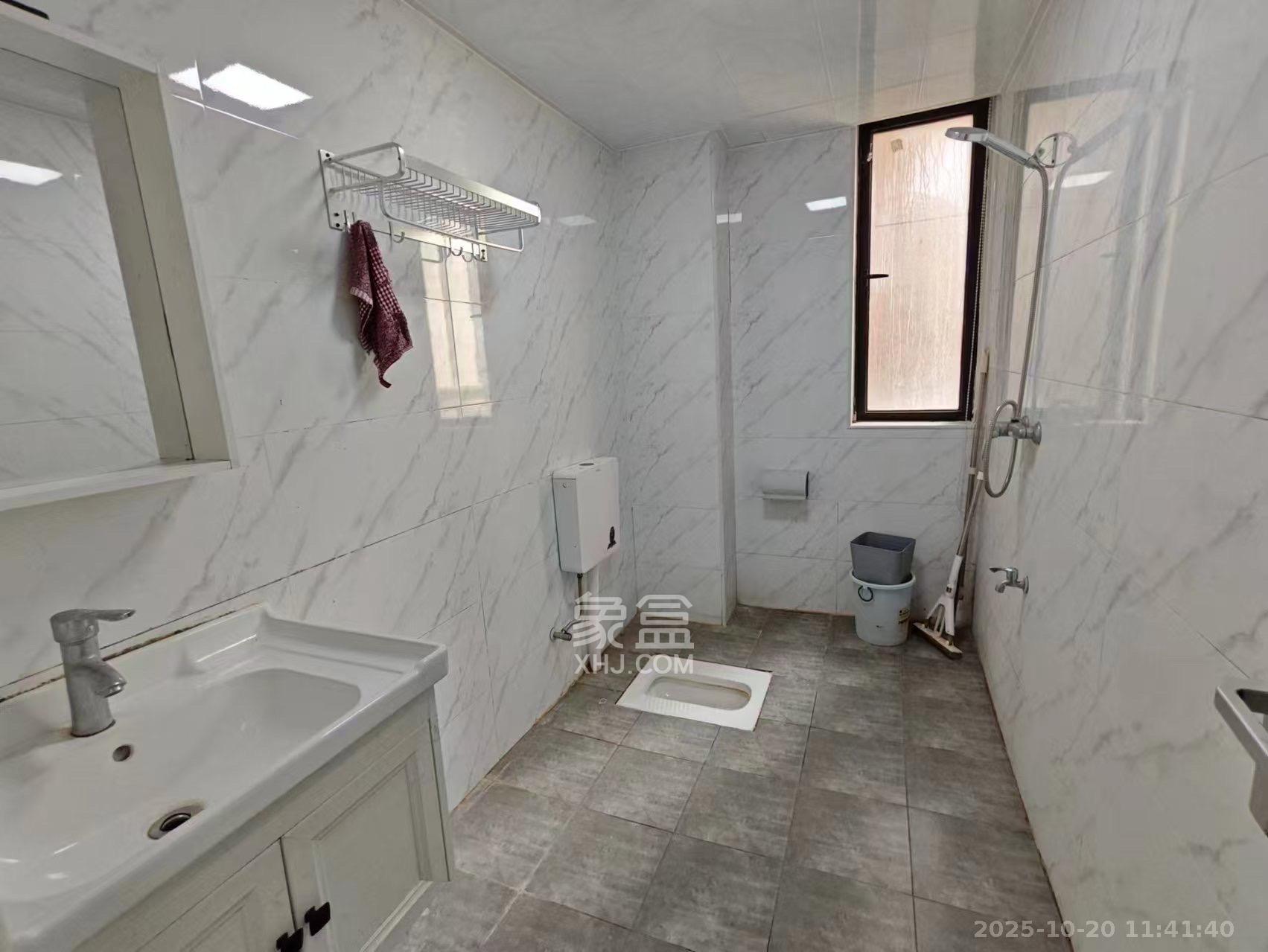 新新花园  3室2厅2卫    2300.0元/月室内图