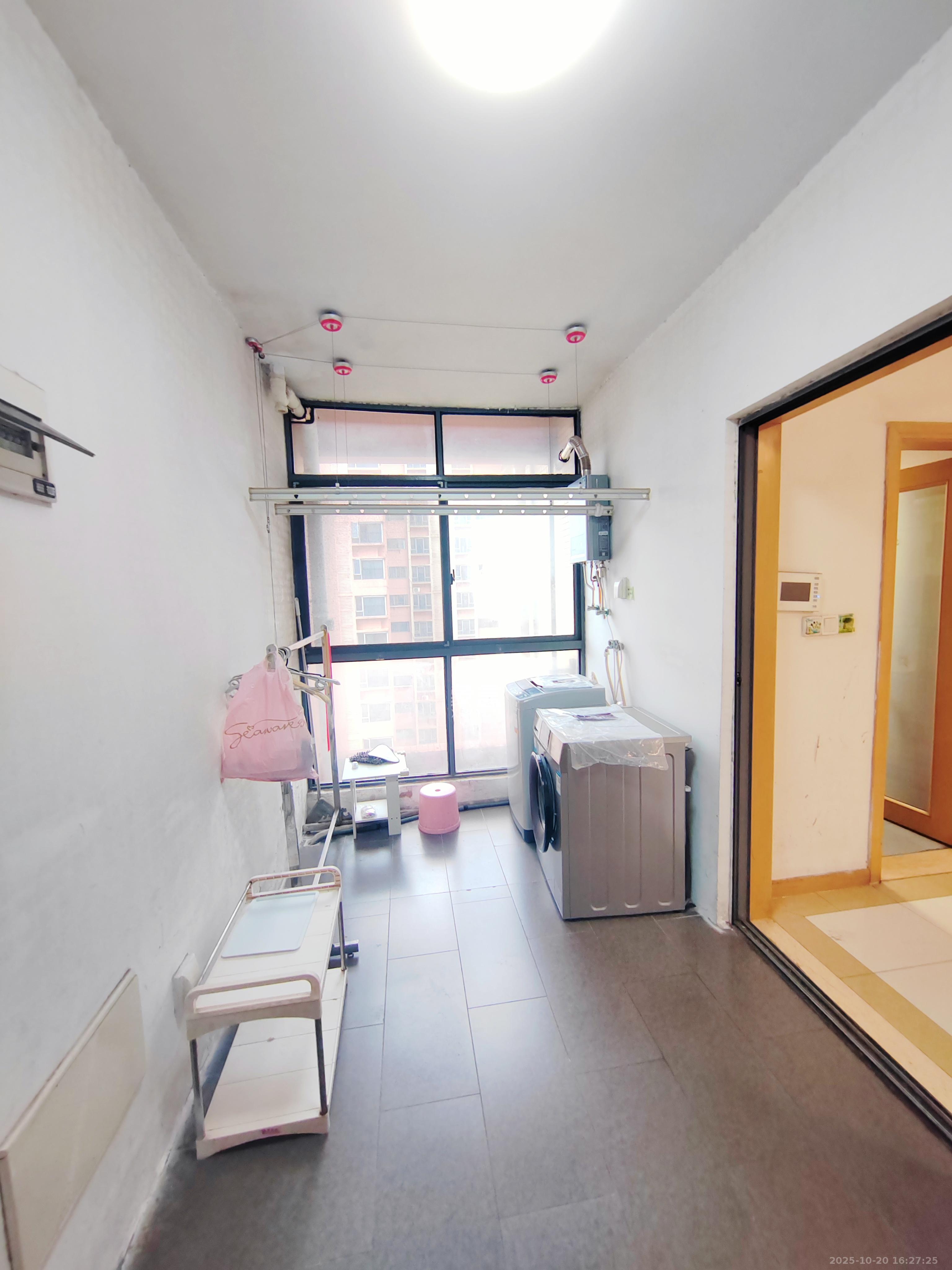 珠江花城三期锦鲤  3室2厅1卫    2200.0元/月 珠江花城三期锦鲤  3室2厅1卫    2200.0元/月室内图