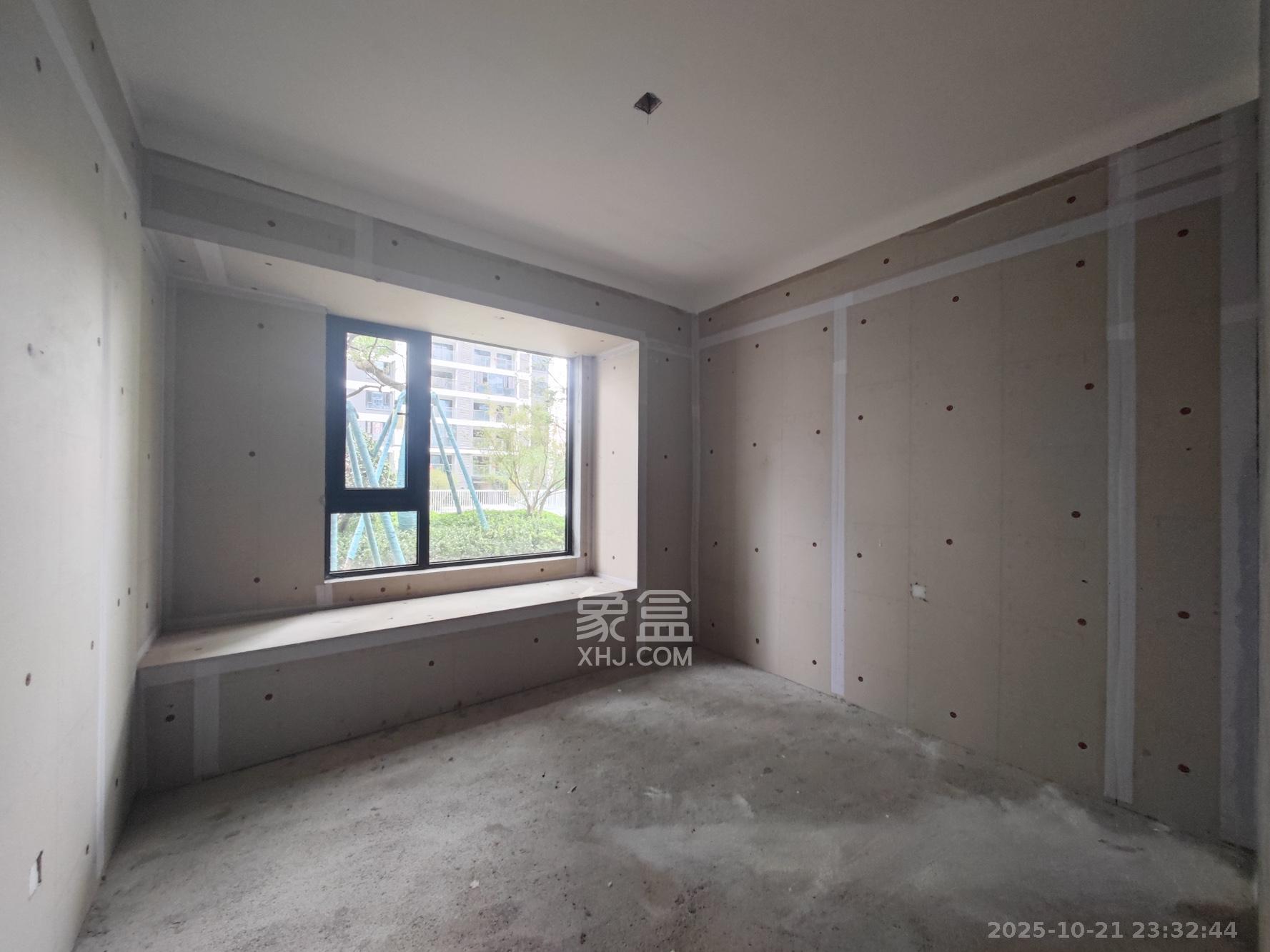 远洋红星天铂二期  4室2厅2卫    112.0万卧室