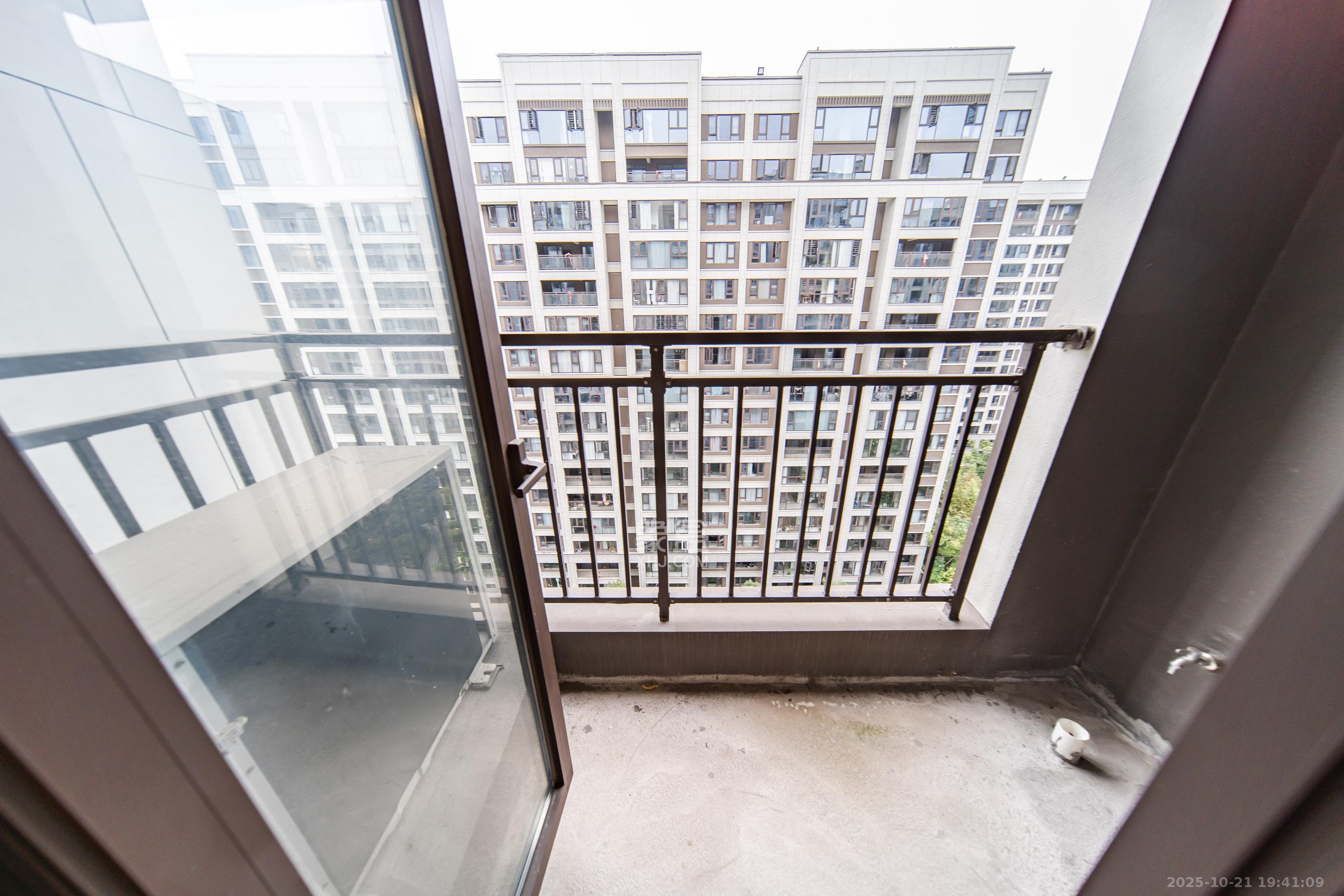 龙湖江与城  3室2厅2卫    130.0万阳台