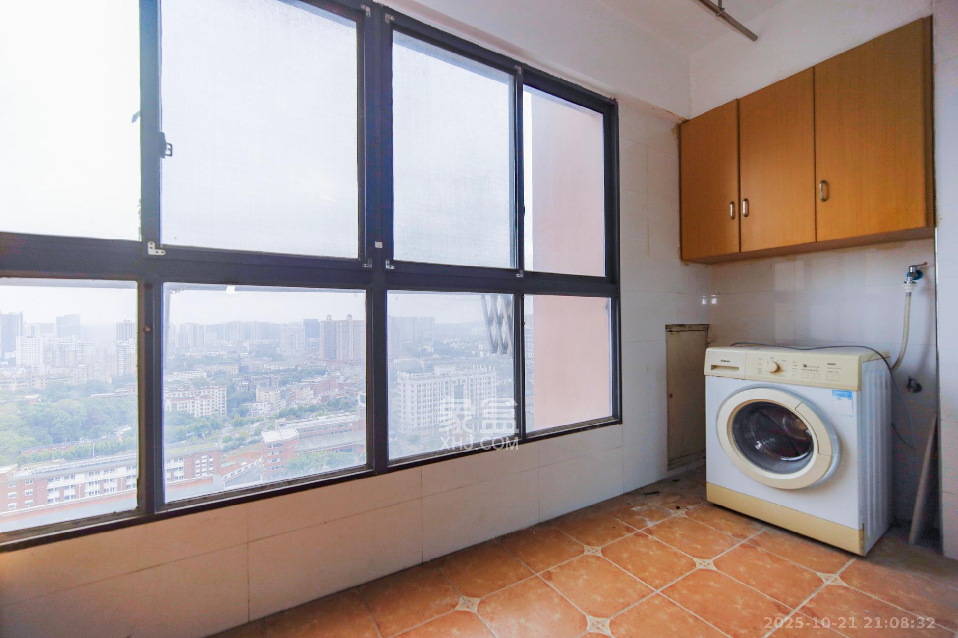 上海城小区  3室2厅2卫    82.0万阳台