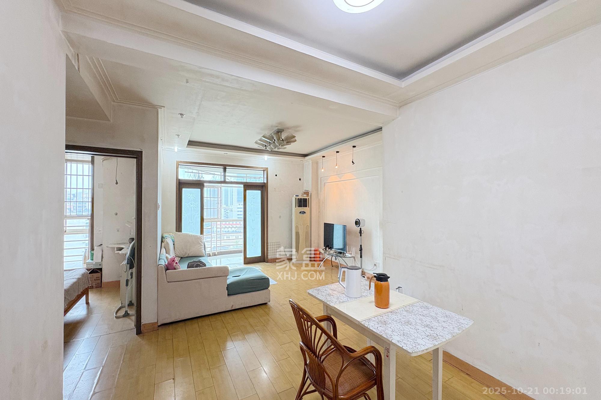 都市先锋  2室2厅1卫    67.0万客厅