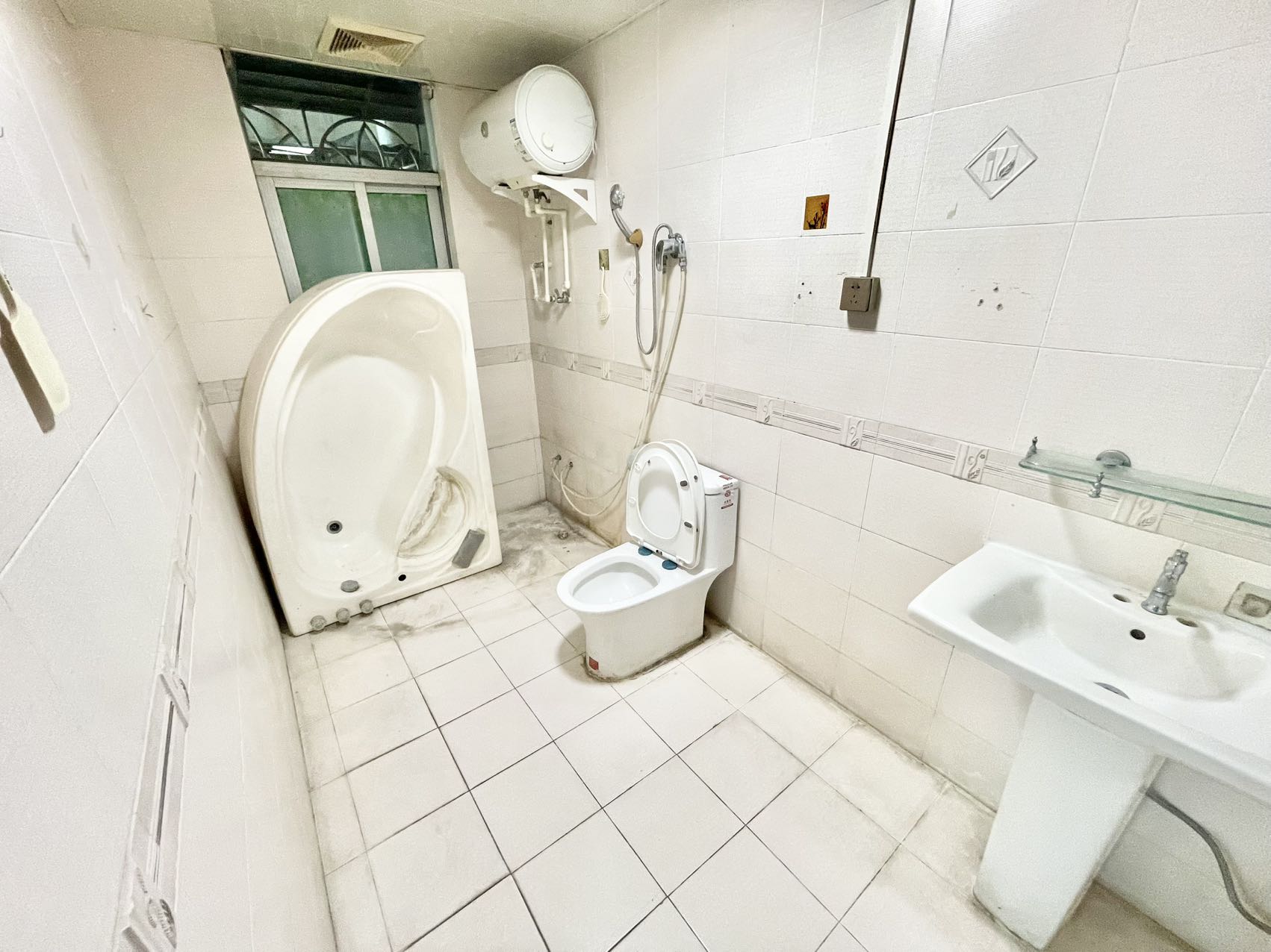 逸海楼 3室2厅2卫 2600.0元/月 逸海楼 3室2厅2卫 2600.0元/月室内图