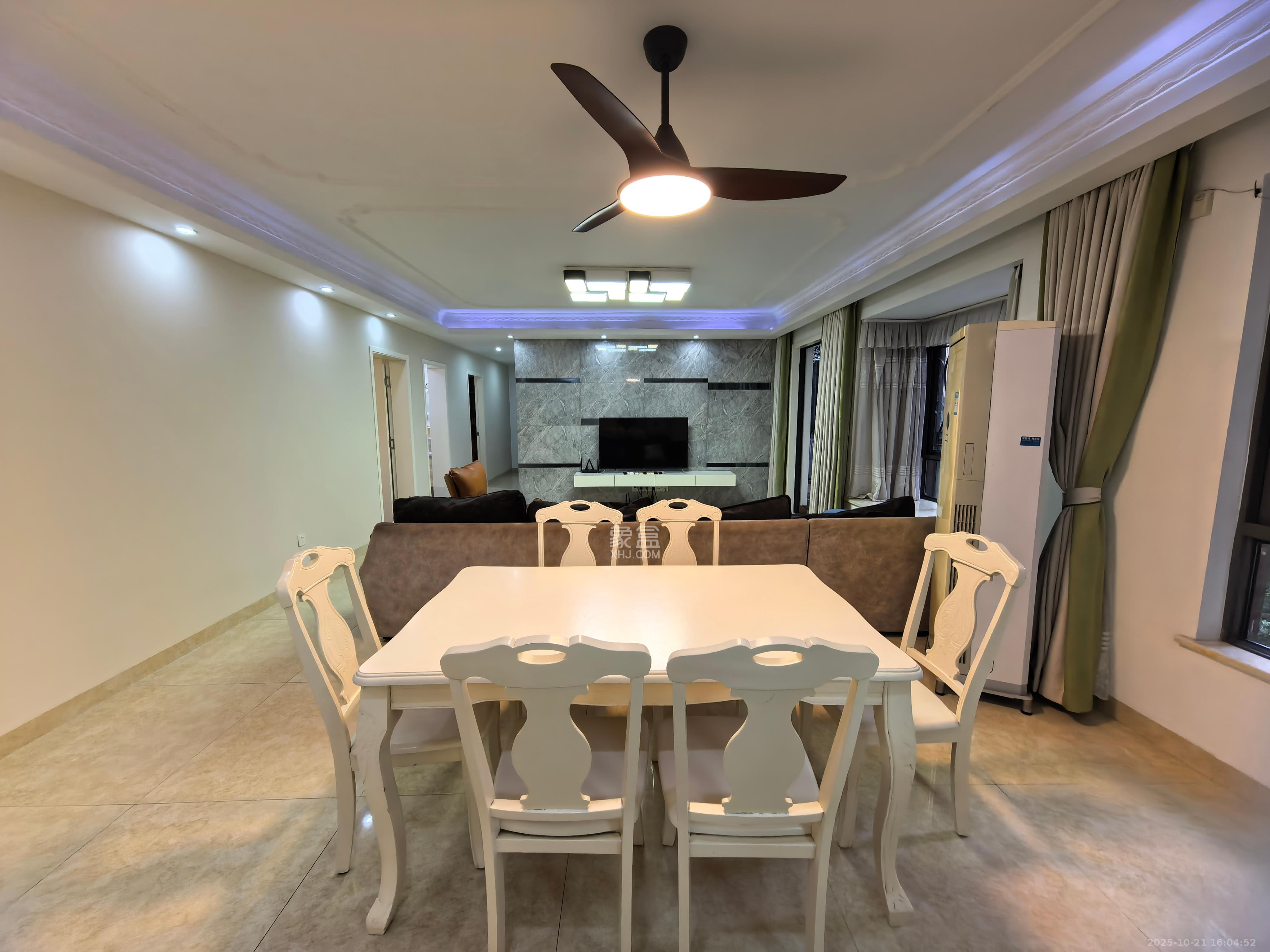 华润凤凰城二期  4室2厅2卫    3600.0元/月 华润凤凰城二期  4室2厅2卫    3600.0元/月室内图