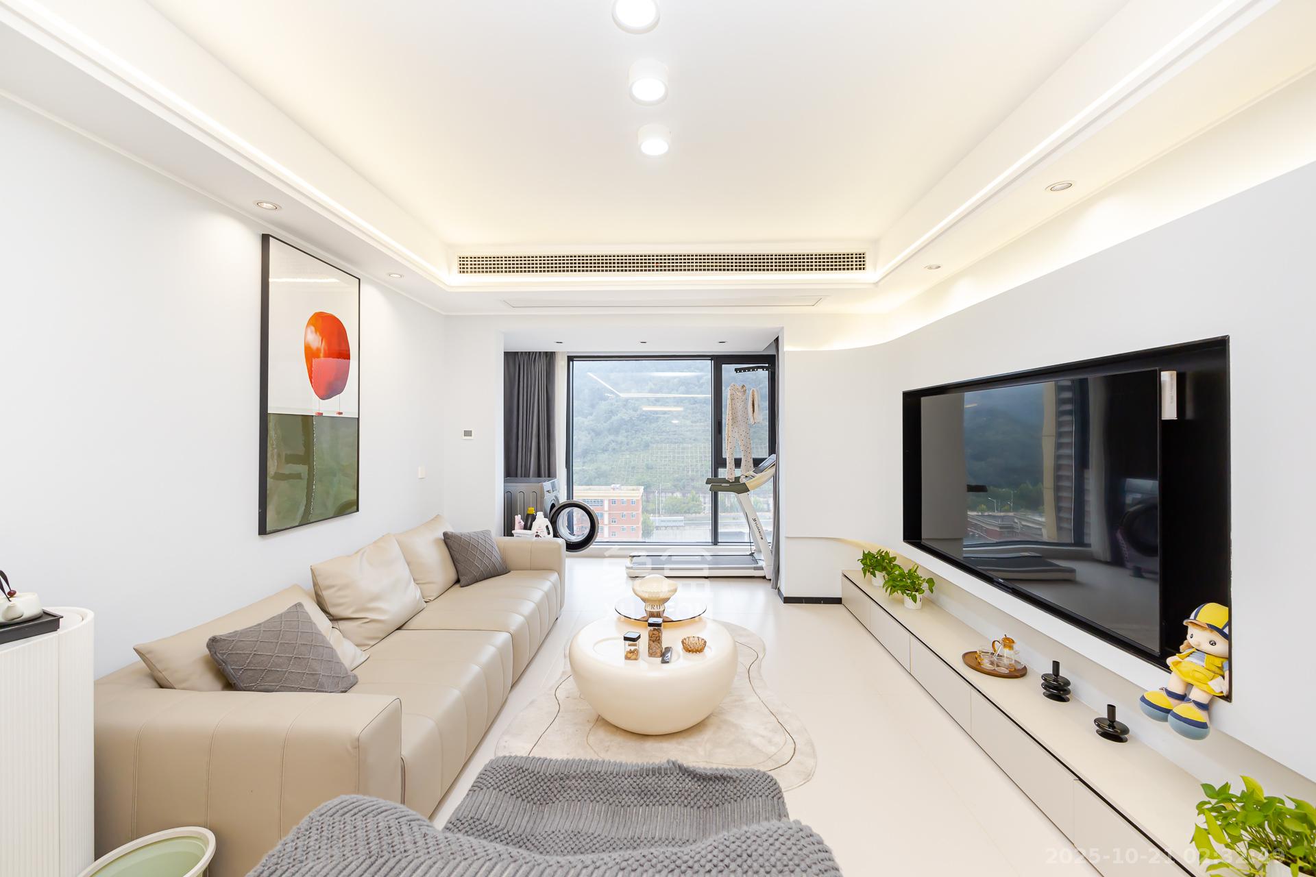 龙湖璟宸原著（龙湖紫宸）  4室2厅2卫    118.0万客厅