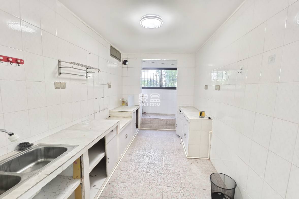 美舍小区(美舍河开发区) 10室2厅3卫 13500.0元/月 美舍小区(美舍河开发区) 10室2厅3卫 13500.0元/月室内图