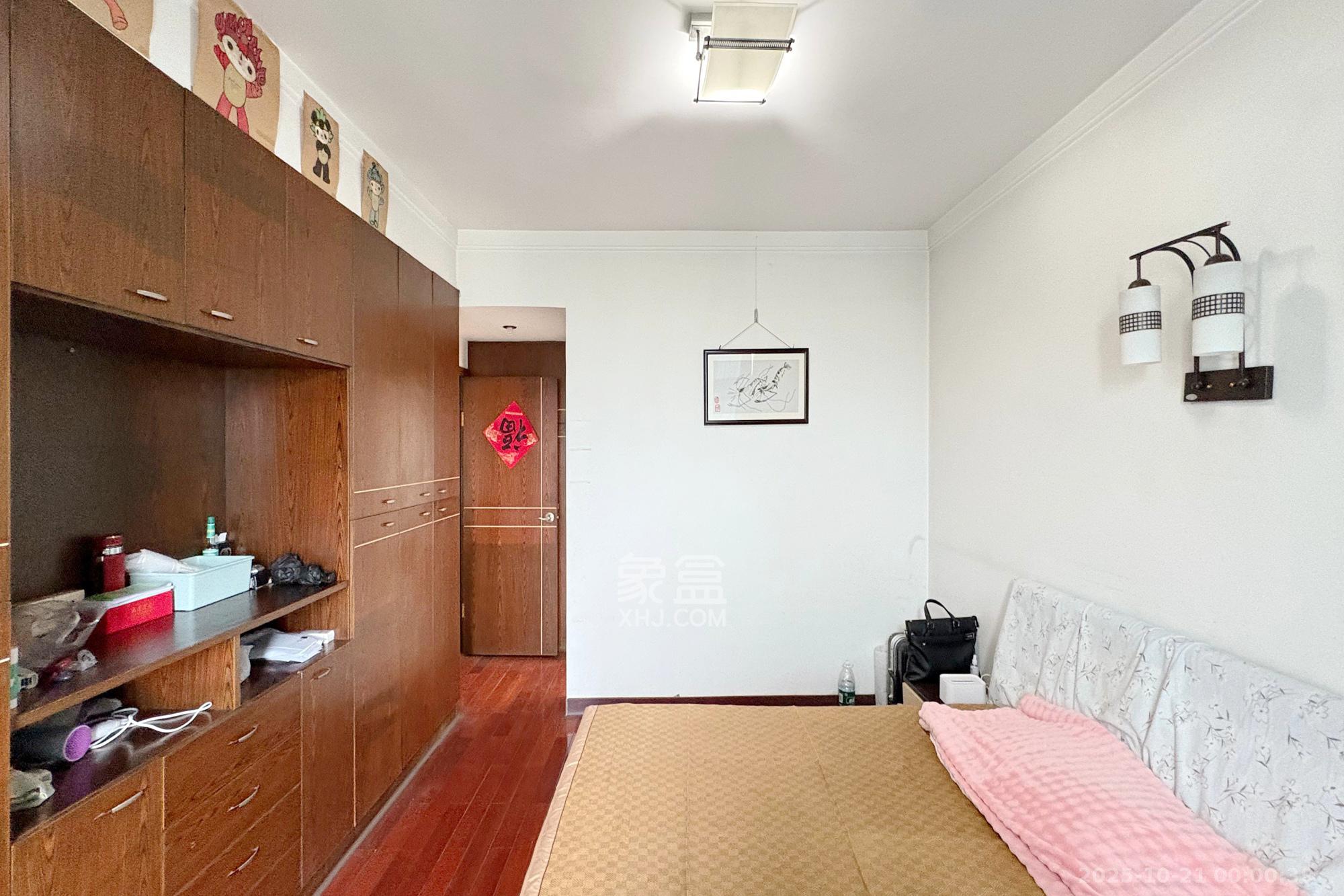 王府花园  3室2厅2卫    122.0万卧室