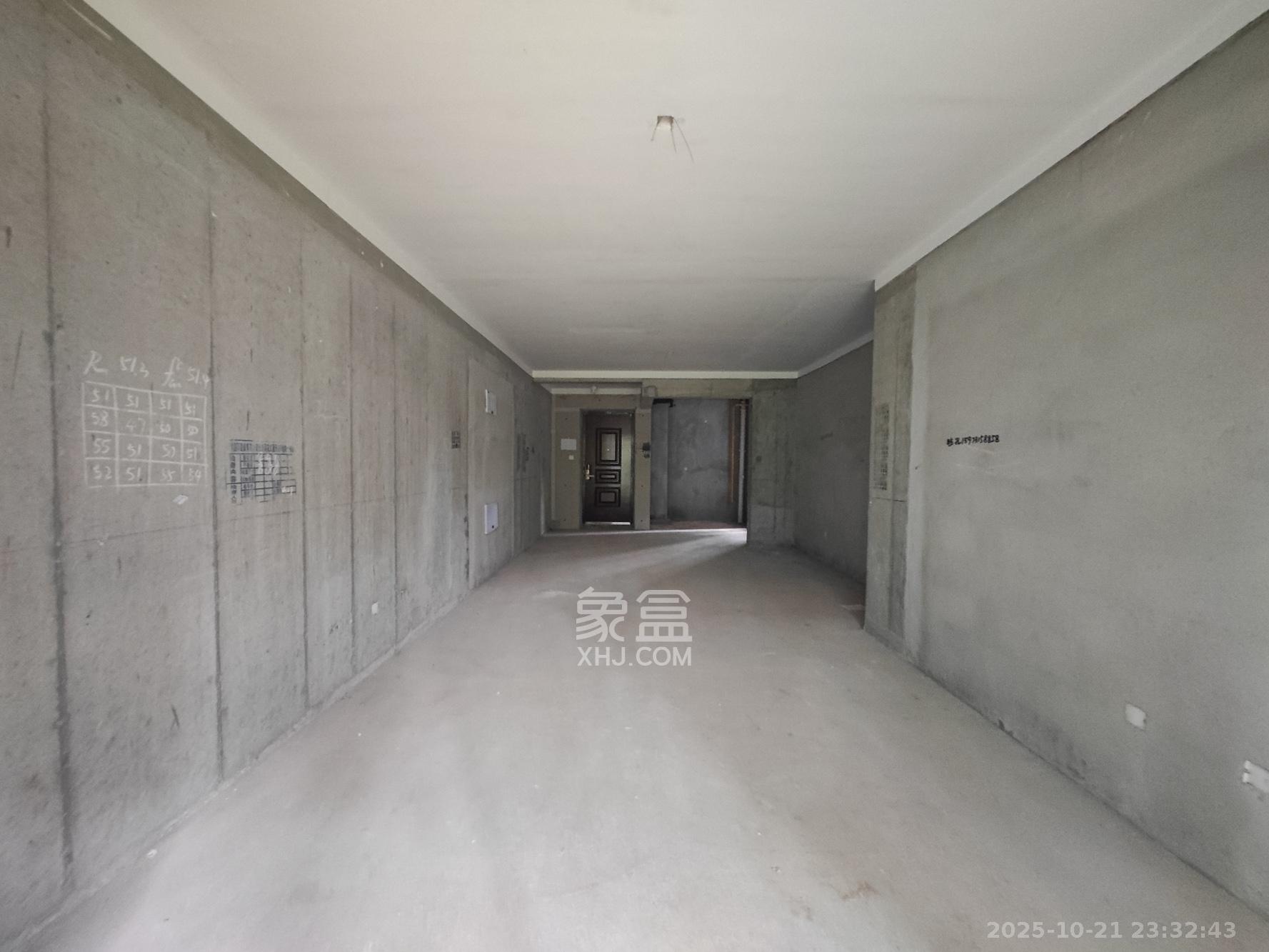 远洋红星天铂二期 4室2厅2卫 112.0万 远洋红星天铂二期 4室2厅2卫 112.0万客厅