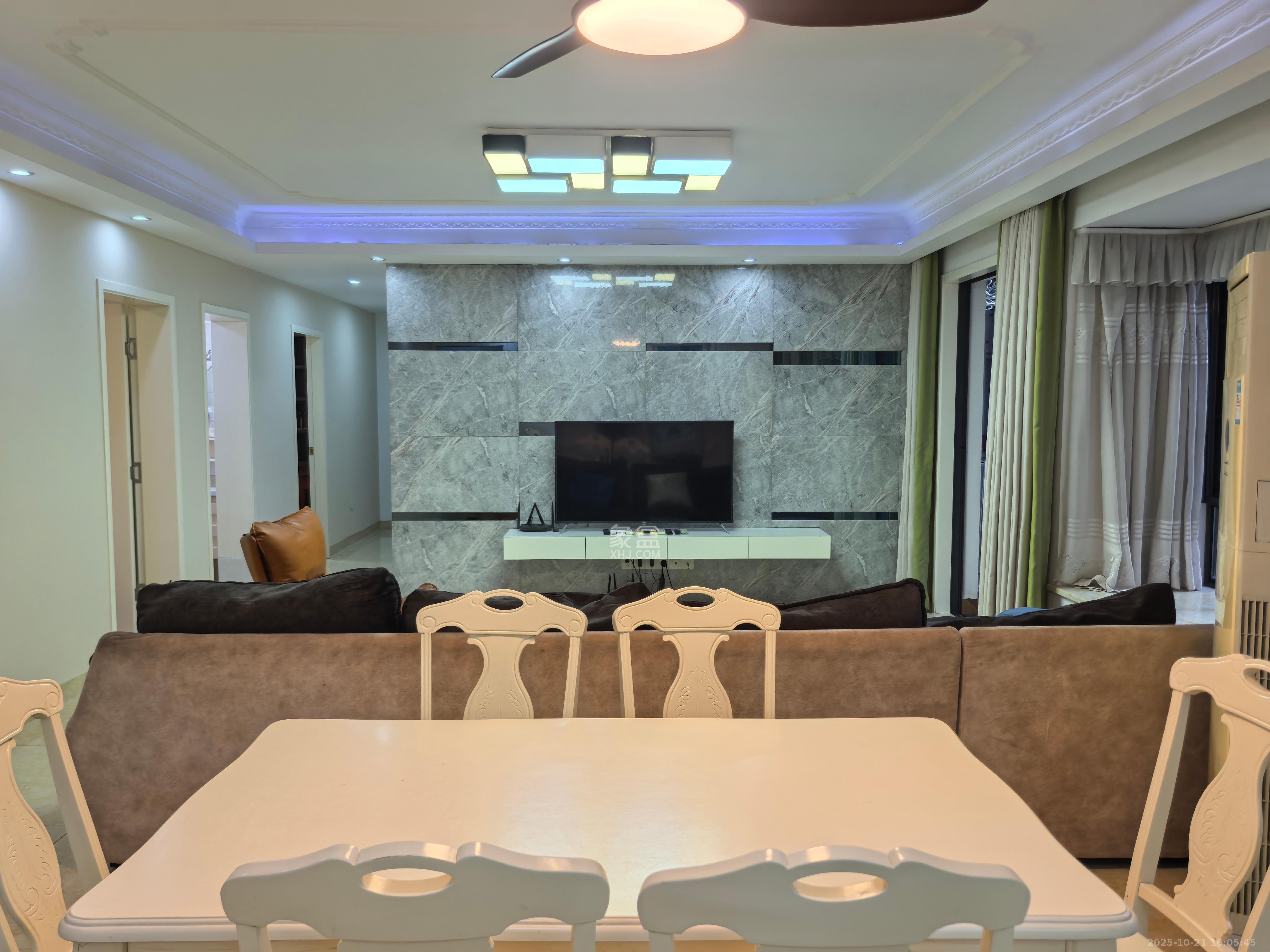 华润凤凰城二期  4室2厅2卫    3600.0元/月室内图