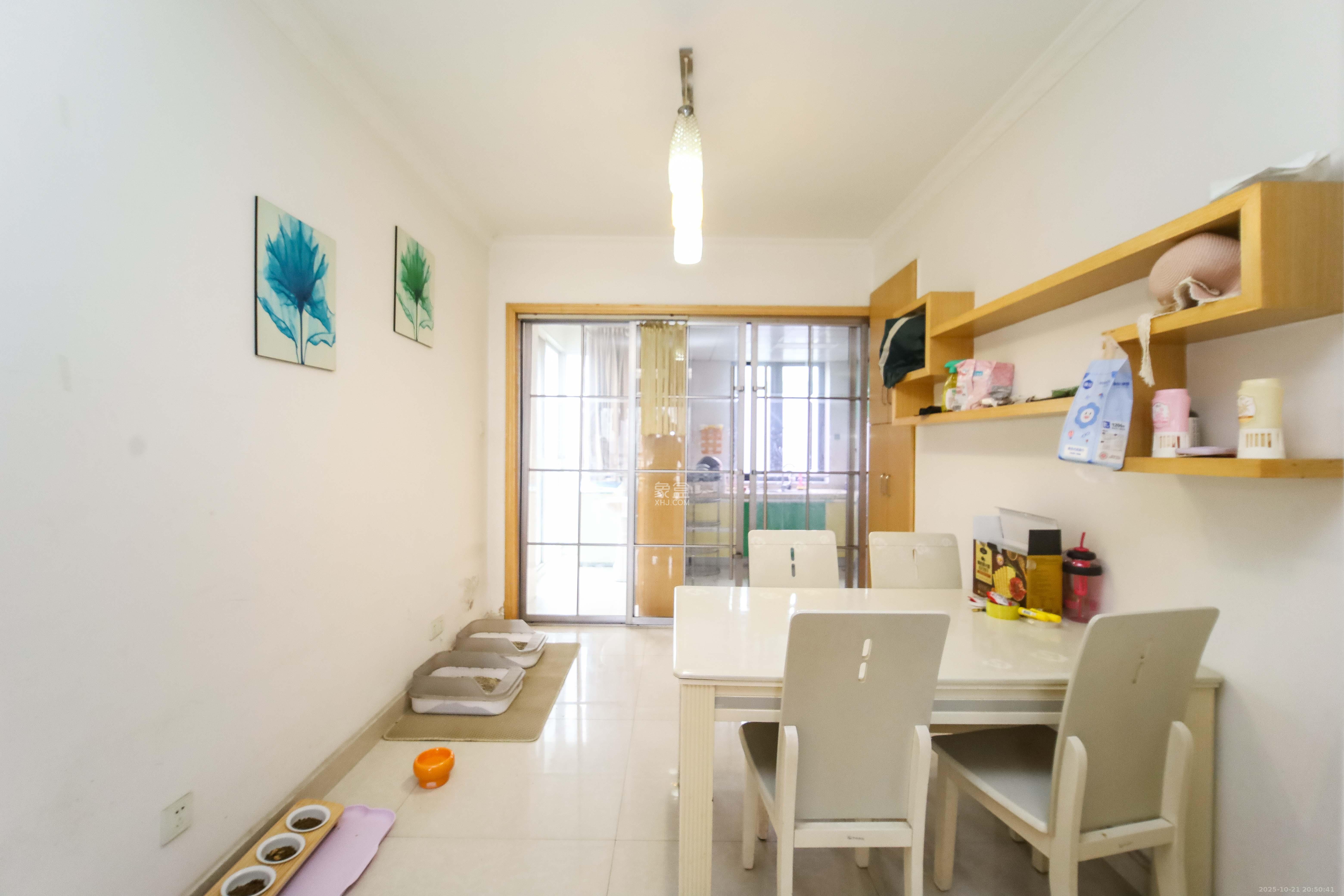 长房东郡  3室2厅2卫    138.0万客厅