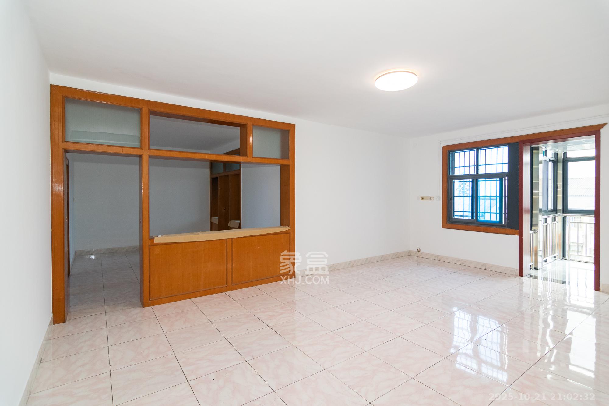 聚宾小区  3室2厅2卫    45.0万客厅