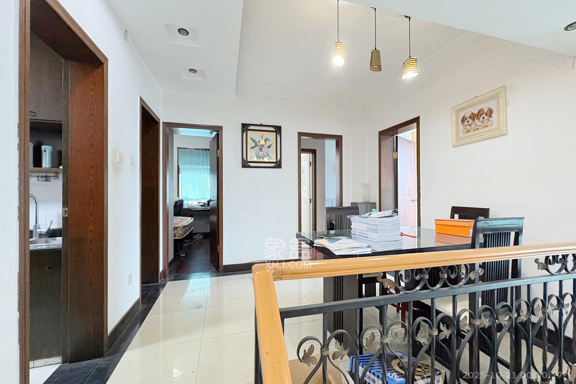 王府花园  3室2厅2卫    122.0万客厅