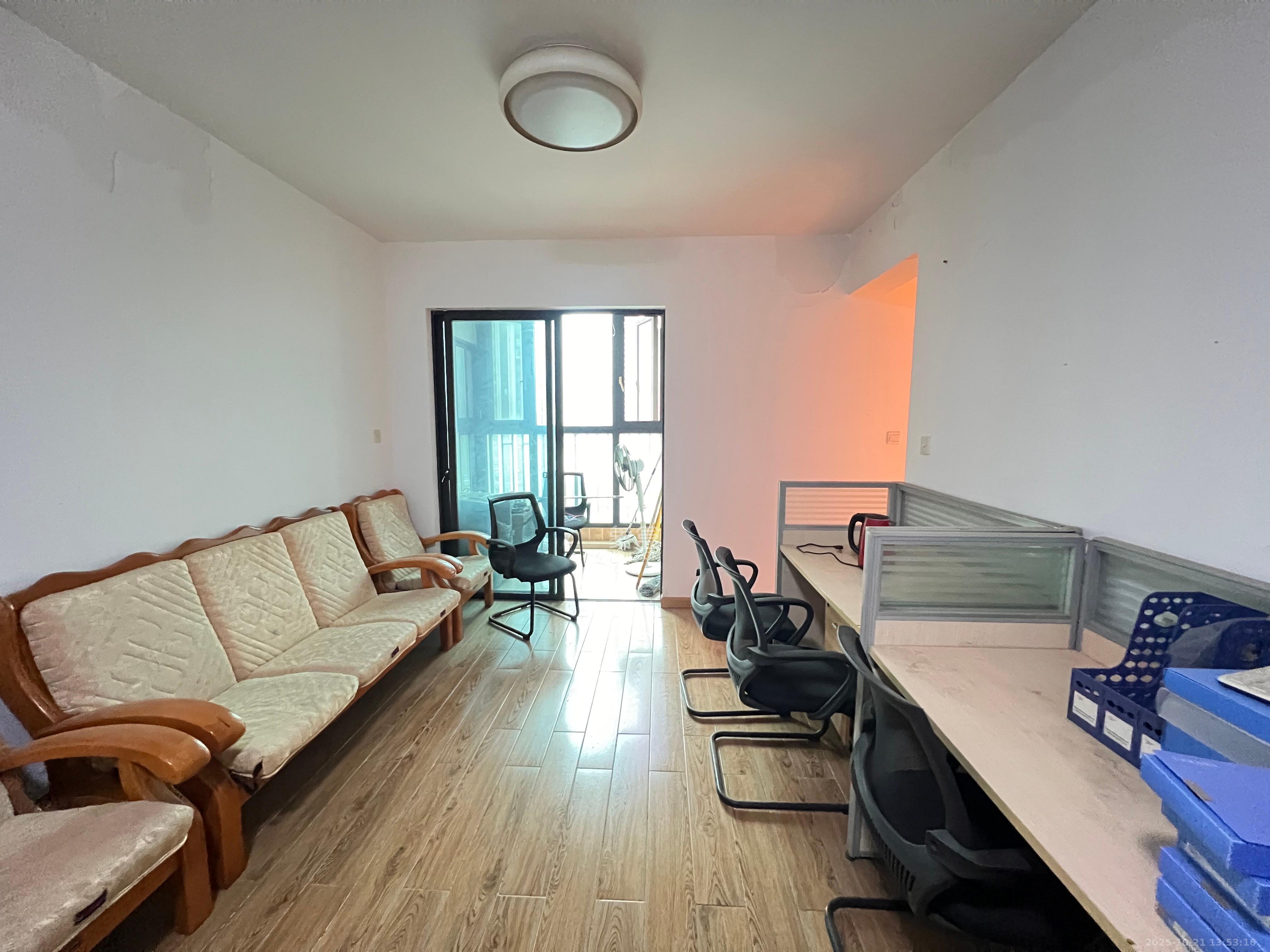 绿地之窗  3室2厅1卫    1900.0元/月