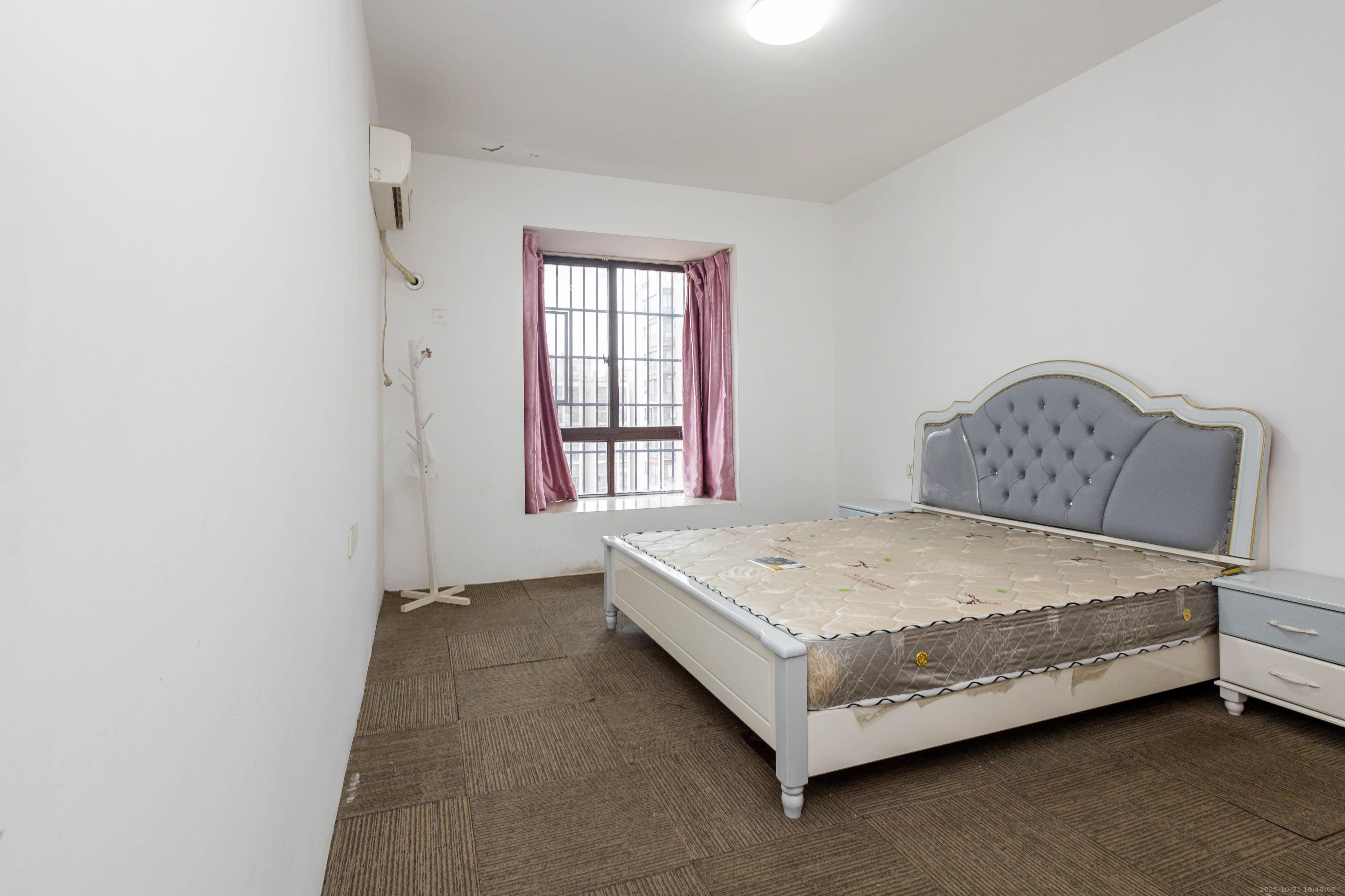 三景华御  4室2厅2卫   79.80万卧室