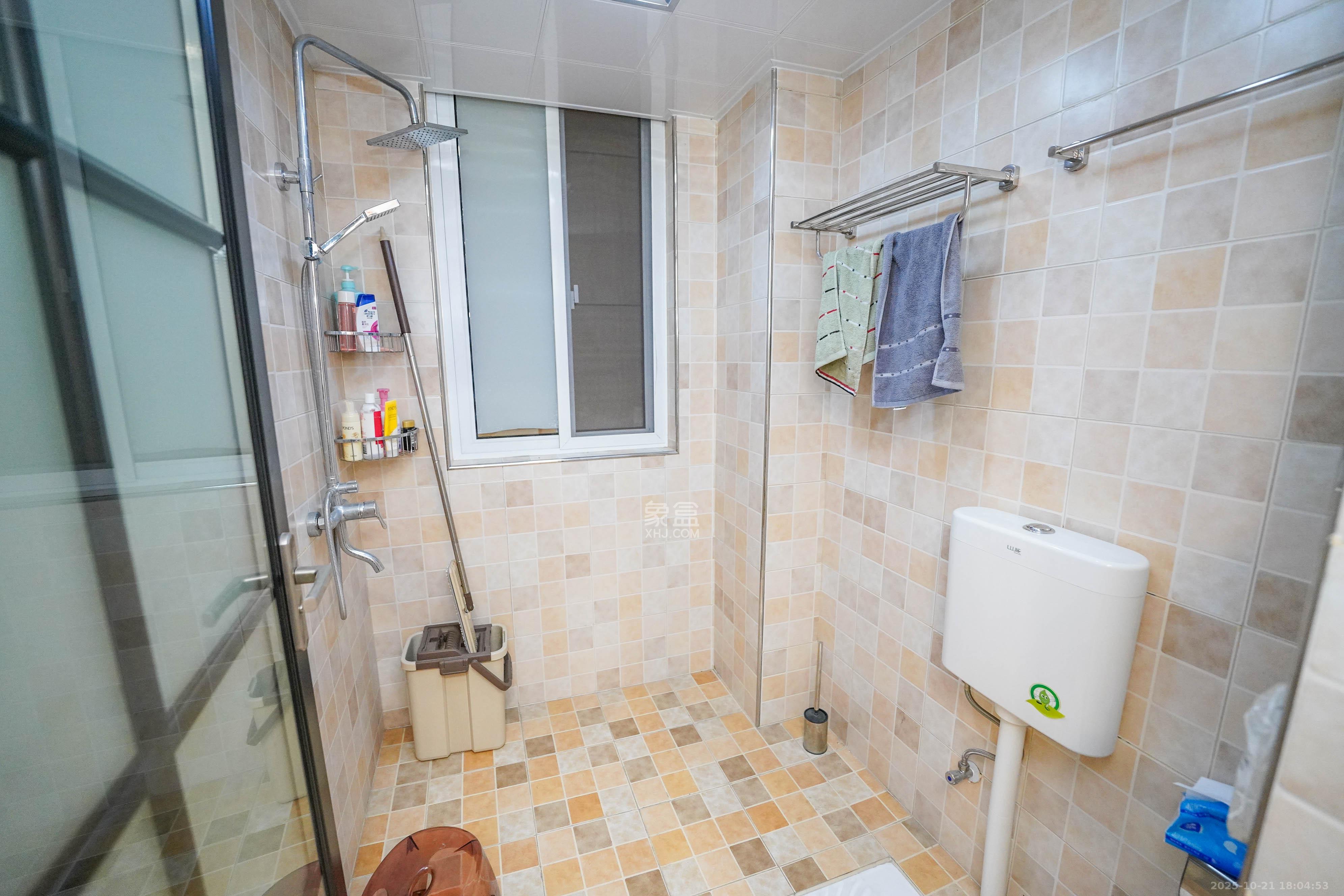 绿地新都会  3室2厅2卫    80.0万卫生间