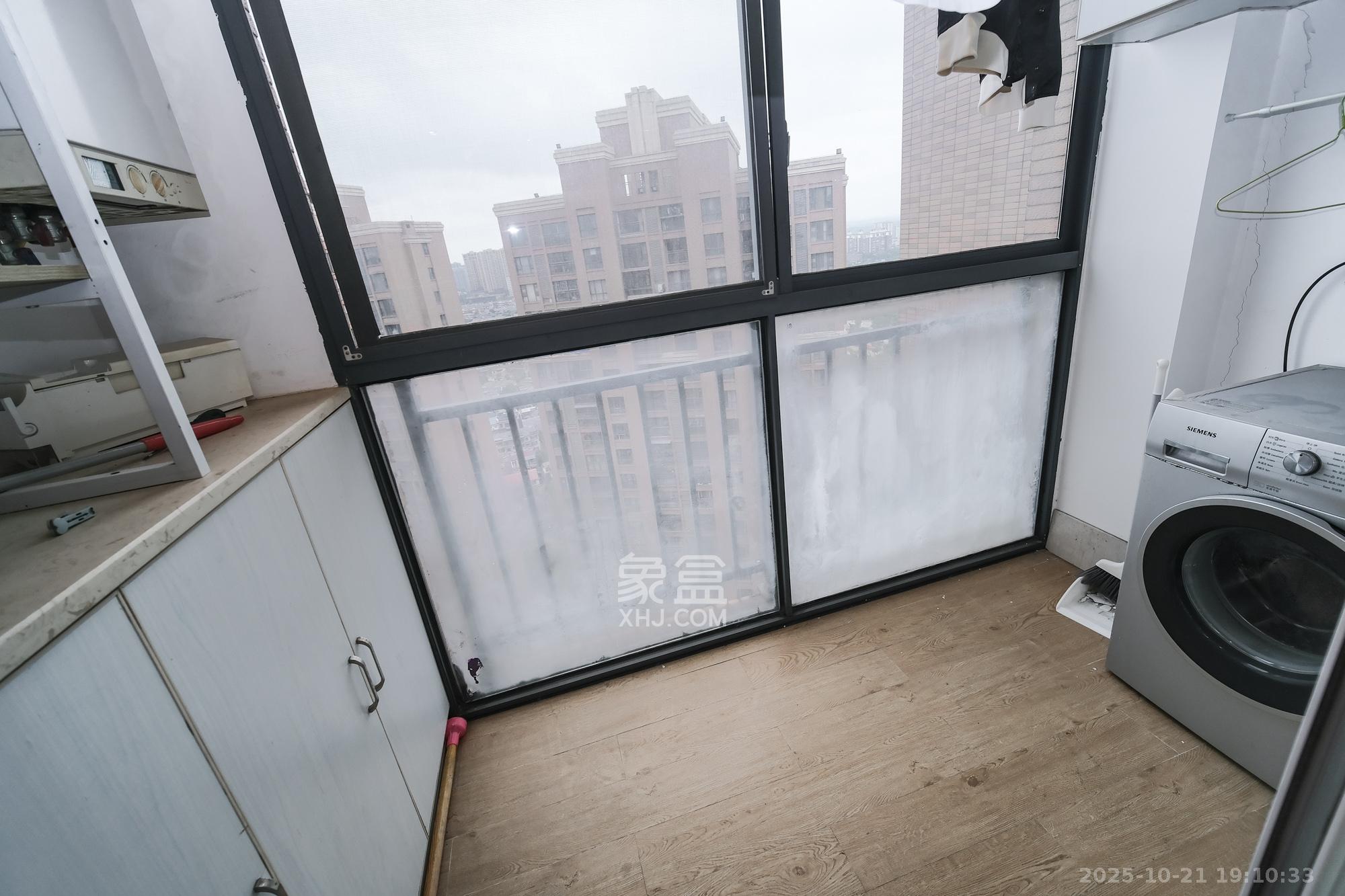 三一街区 3室2厅2卫 94.0万 三一街区 3室2厅2卫 94.0万阳台