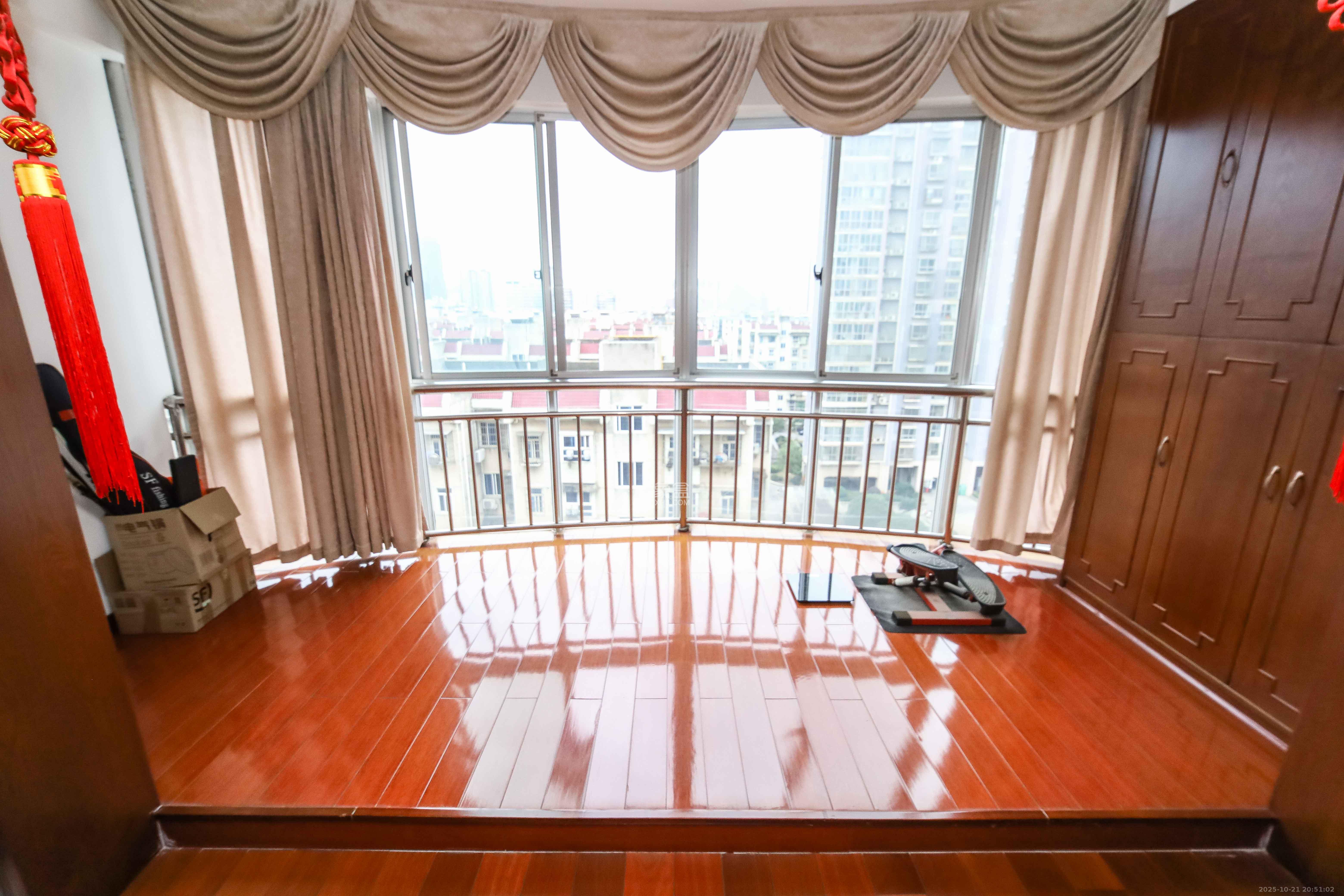 荷花园电信宿舍(天辰荷花苑)  3室2厅2卫    135.0万 荷花园电信宿舍(天辰荷花苑)  3室2厅2卫    135.0万阳台