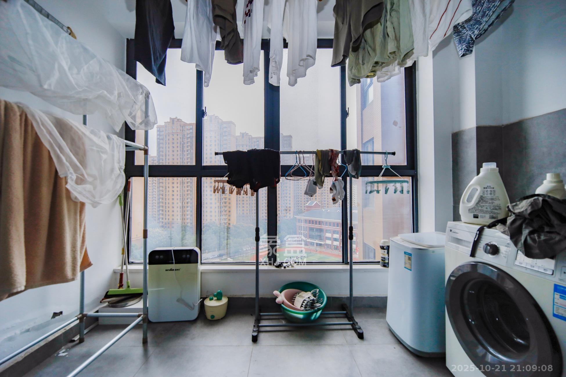 新盛珑璟台  3室2厅2卫    98.8万阳台