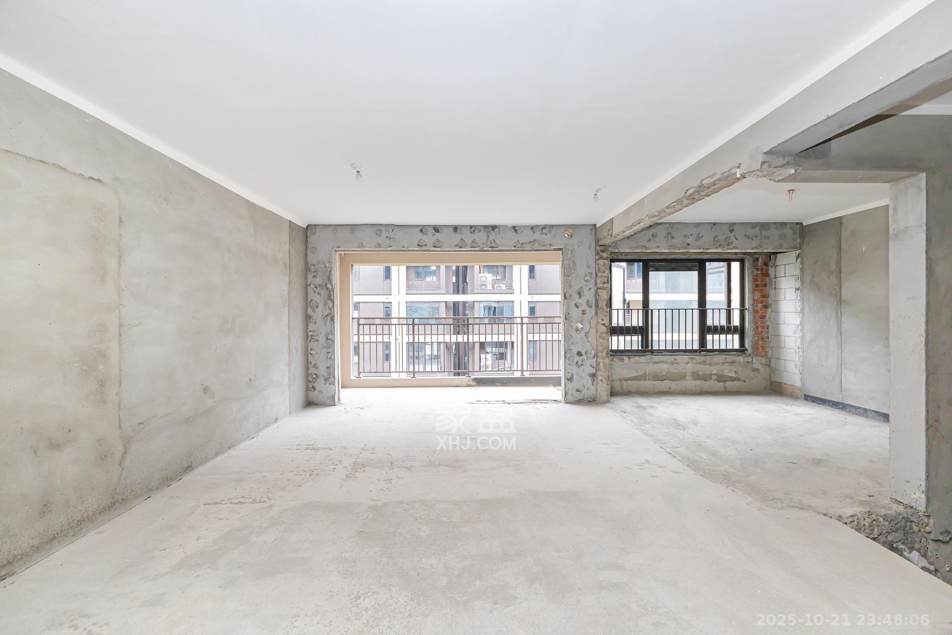 时代建发和著  5室2厅4卫    305.0万 时代建发和著  5室2厅4卫    305.0万客厅