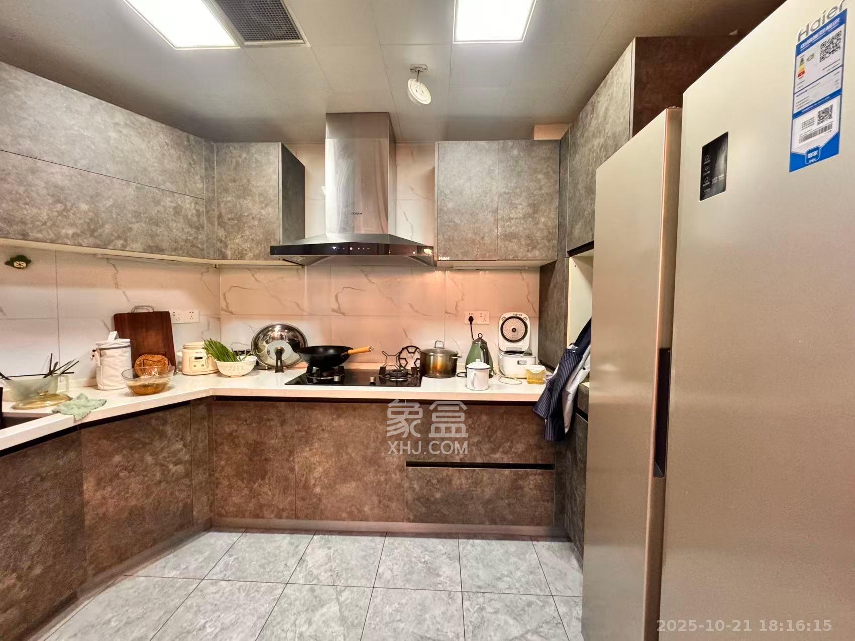 荣悦台  3室2厅2卫    5500.0元/月 荣悦台  3室2厅2卫    5500.0元/月室内图