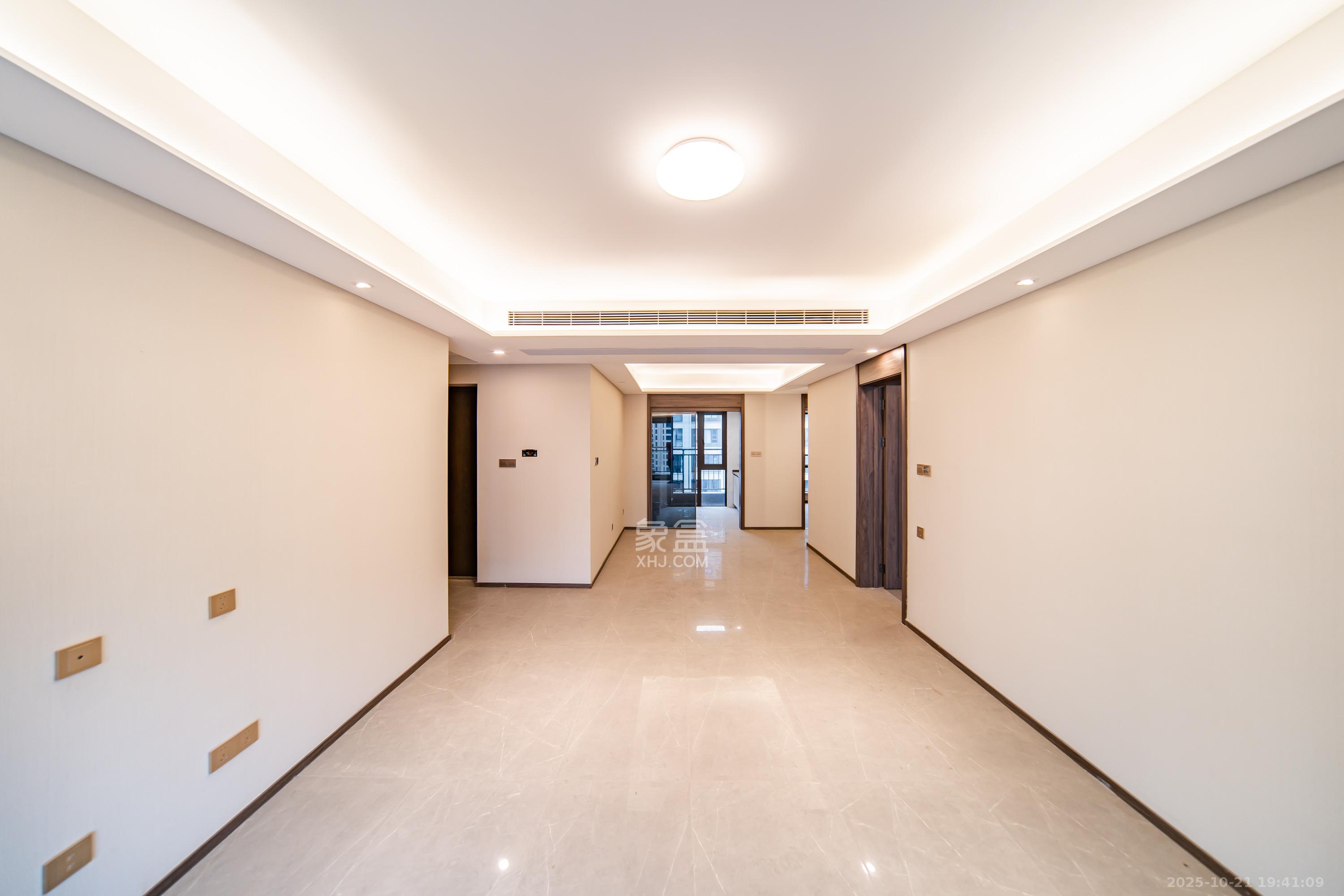 龙湖江与城  3室2厅2卫    130.0万客厅