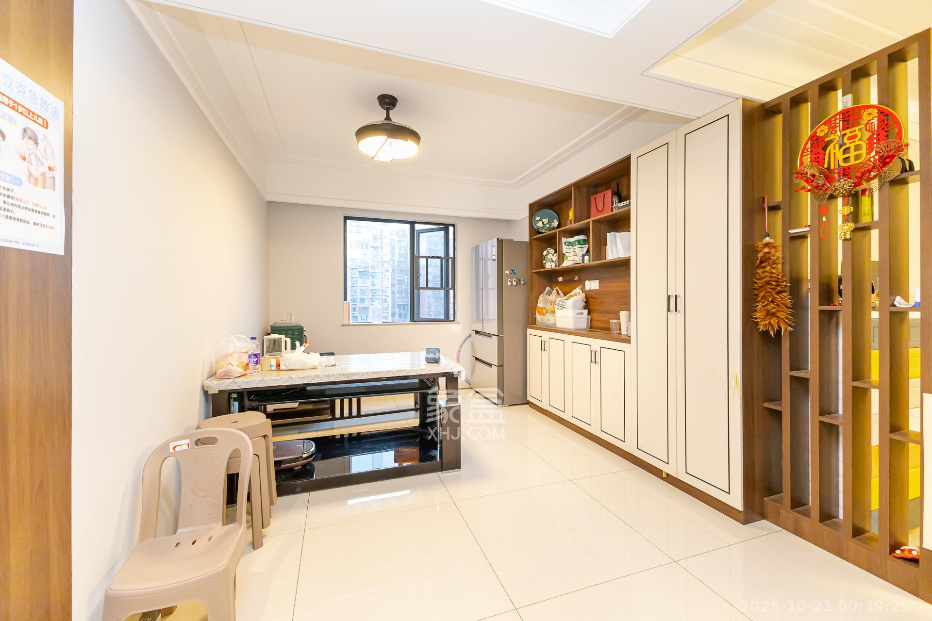 珠江东方明珠（新地东方明珠）三期  4室2厅2卫    120.0万客厅