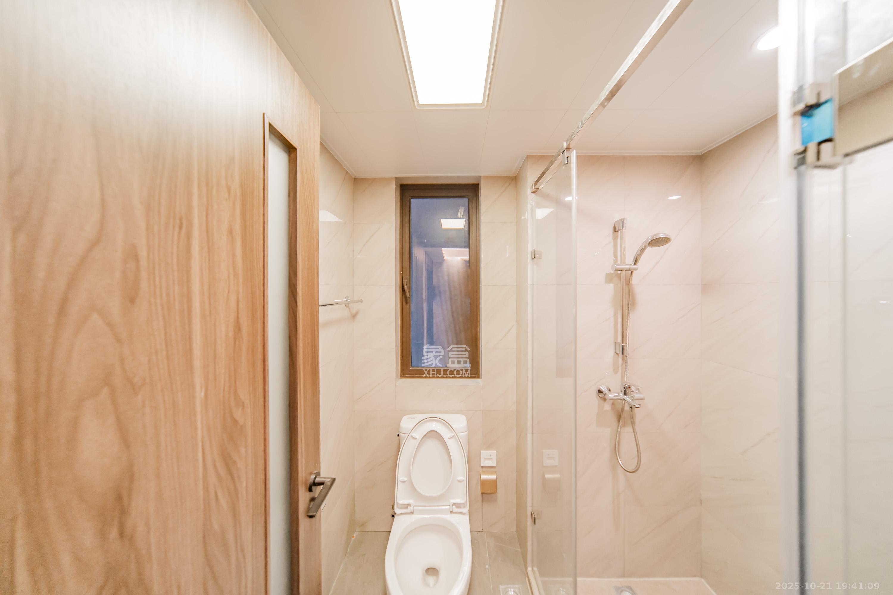 龙湖江与城  3室2厅2卫    130.0万卫生间