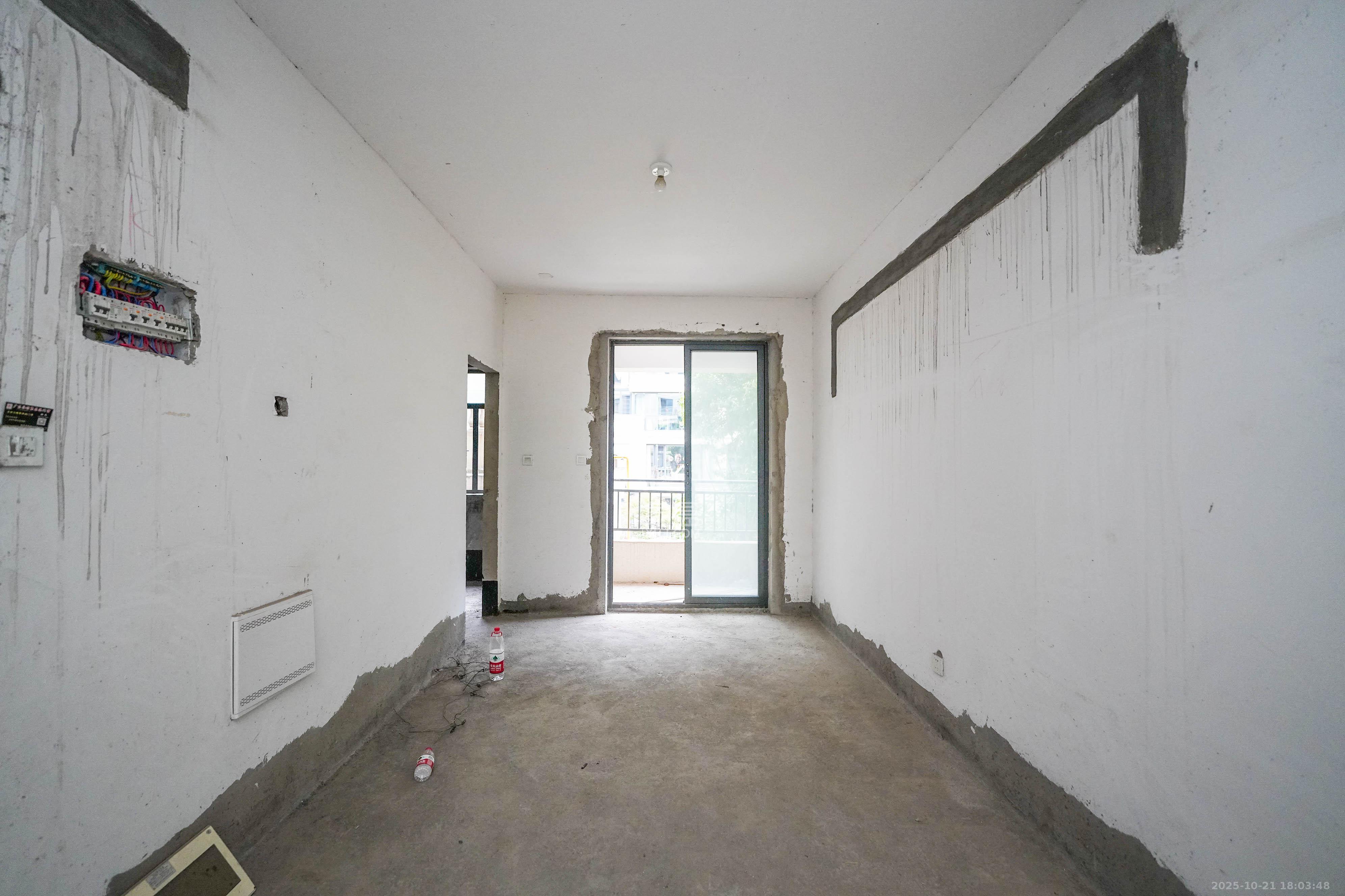 五矿万境蓝山 4室2厅2卫 170.0万 五矿万境蓝山 4室2厅2卫 170.0万客厅