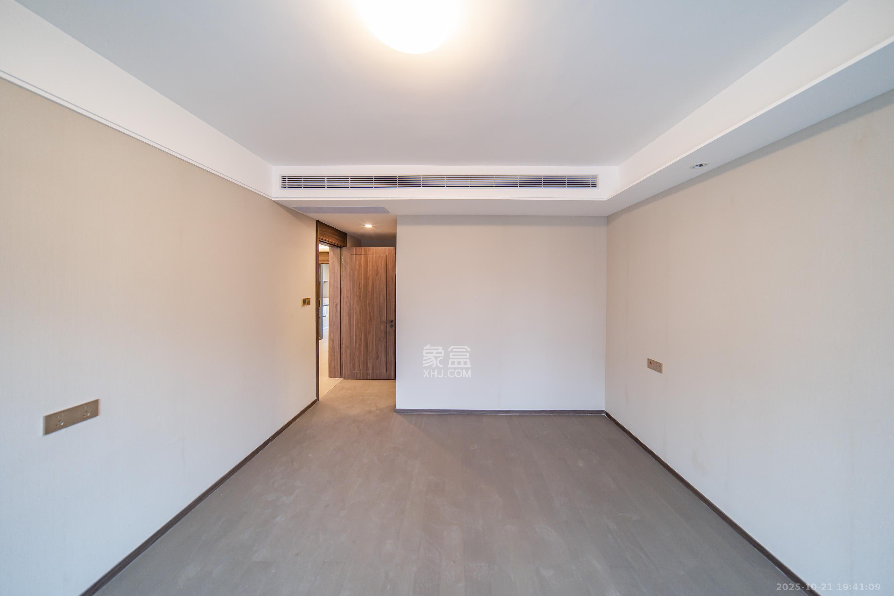 龙湖江与城 3室2厅2卫 130.0万 龙湖江与城 3室2厅2卫 130.0万卧室