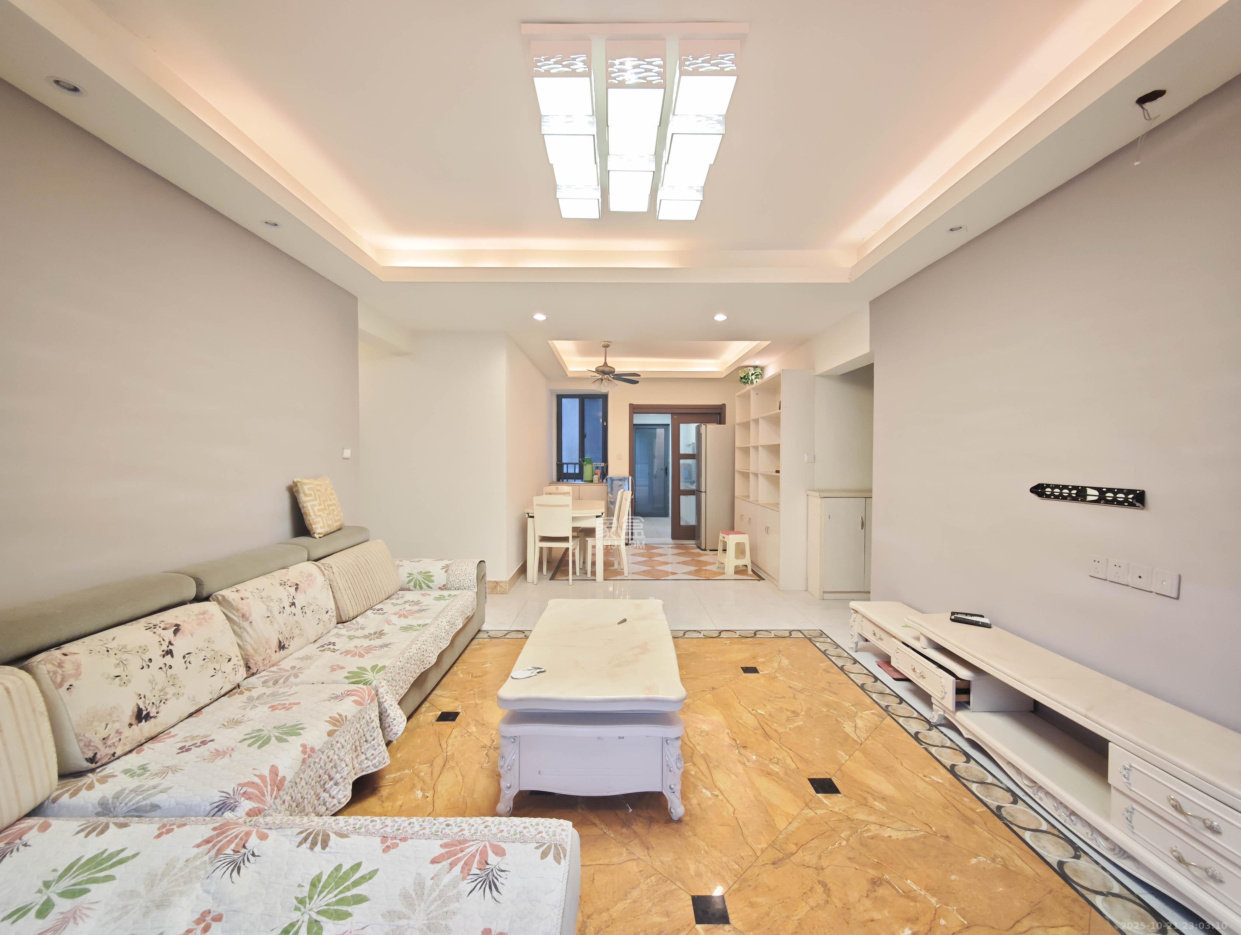 碧桂园南城首府(东宸林海) 4室2厅2卫 95.0万 碧桂园南城首府(东宸林海) 4室2厅2卫 95.0万客厅