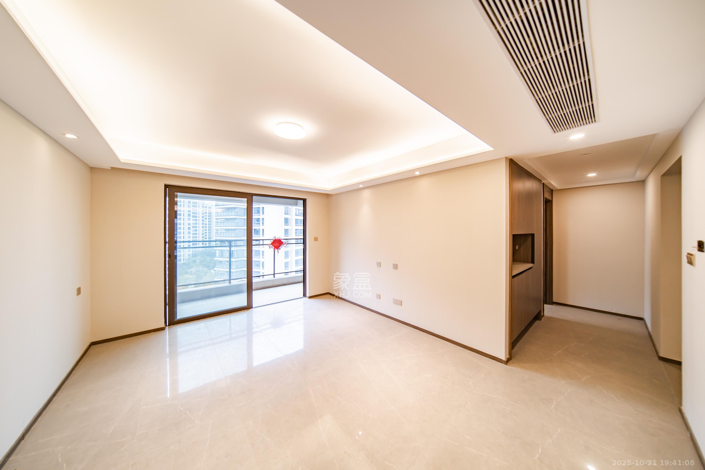 龙湖江与城 3室2厅2卫 130.0万 龙湖江与城 3室2厅2卫 130.0万客厅