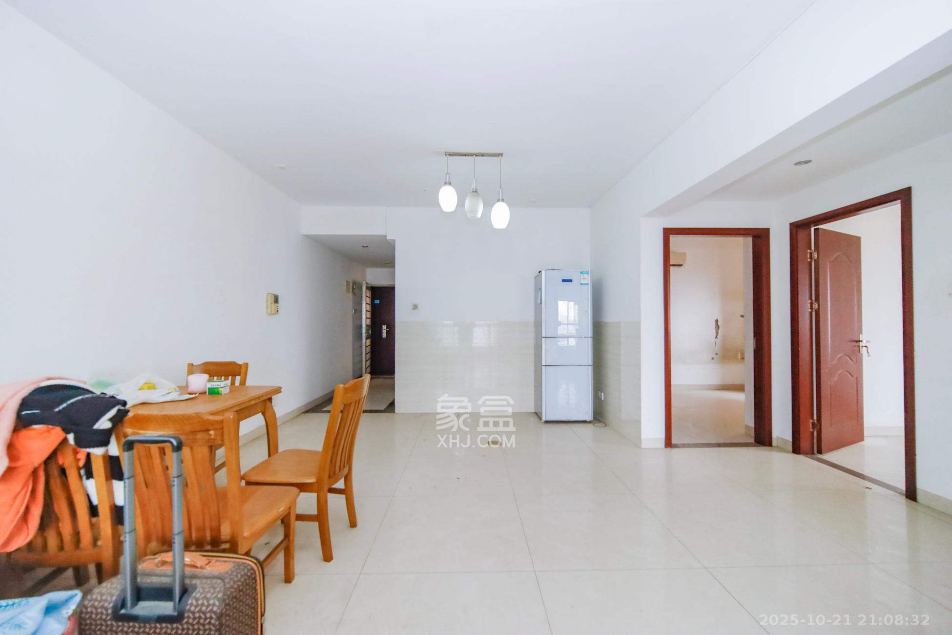 上海城小区  3室2厅2卫    82.0万客厅