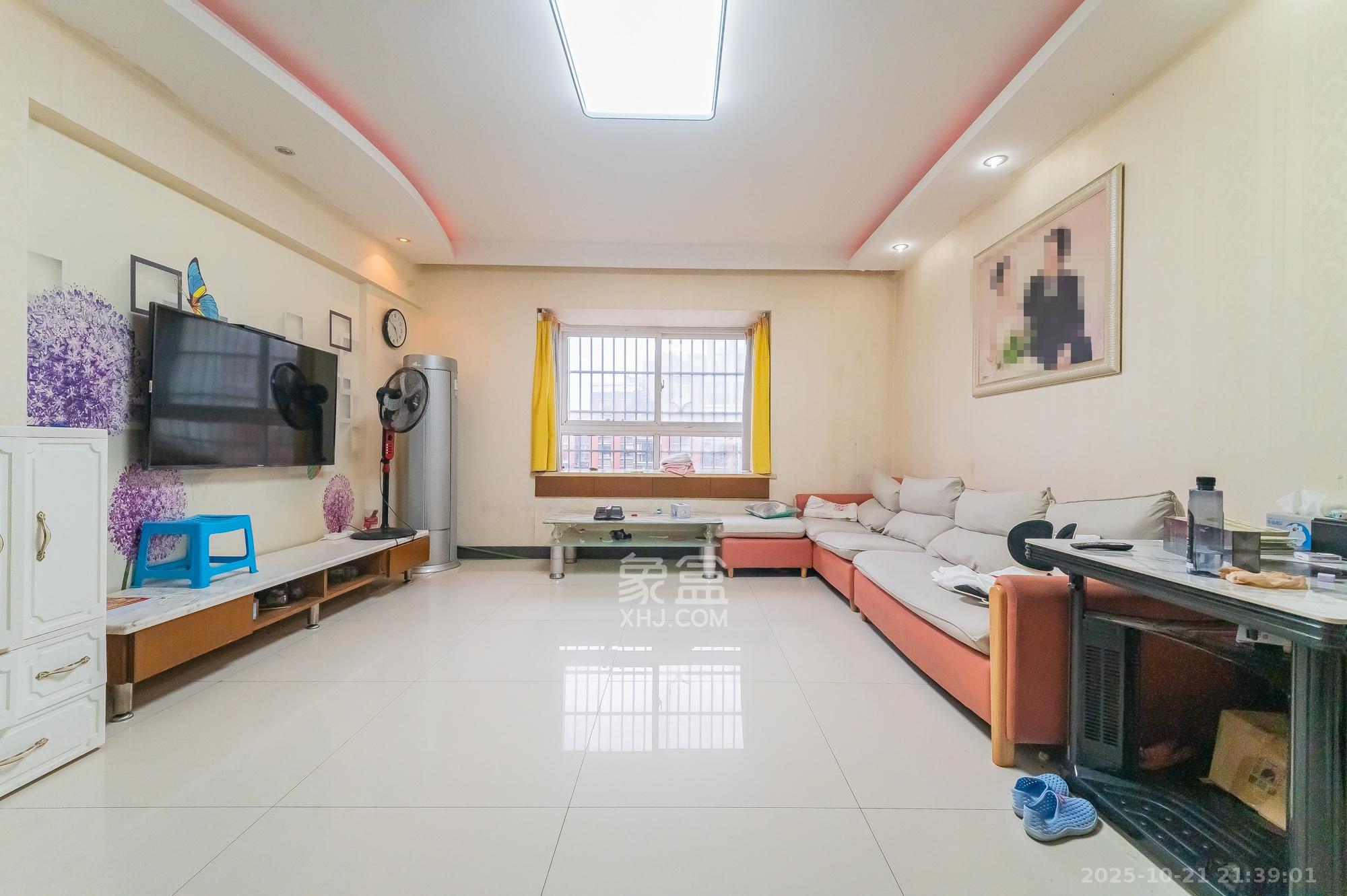 佳美星城 3室2厅2卫 62.8万 佳美星城 3室2厅2卫 62.8万客厅