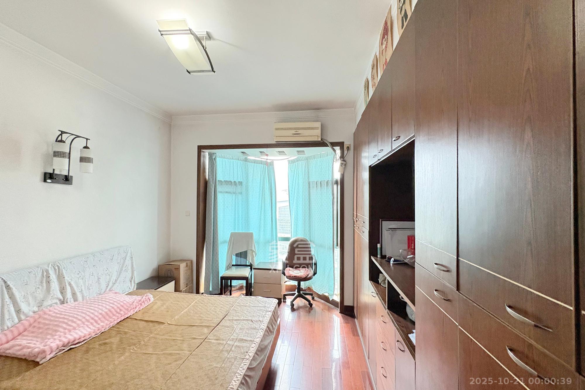 王府花园  3室2厅2卫    122.0万卧室