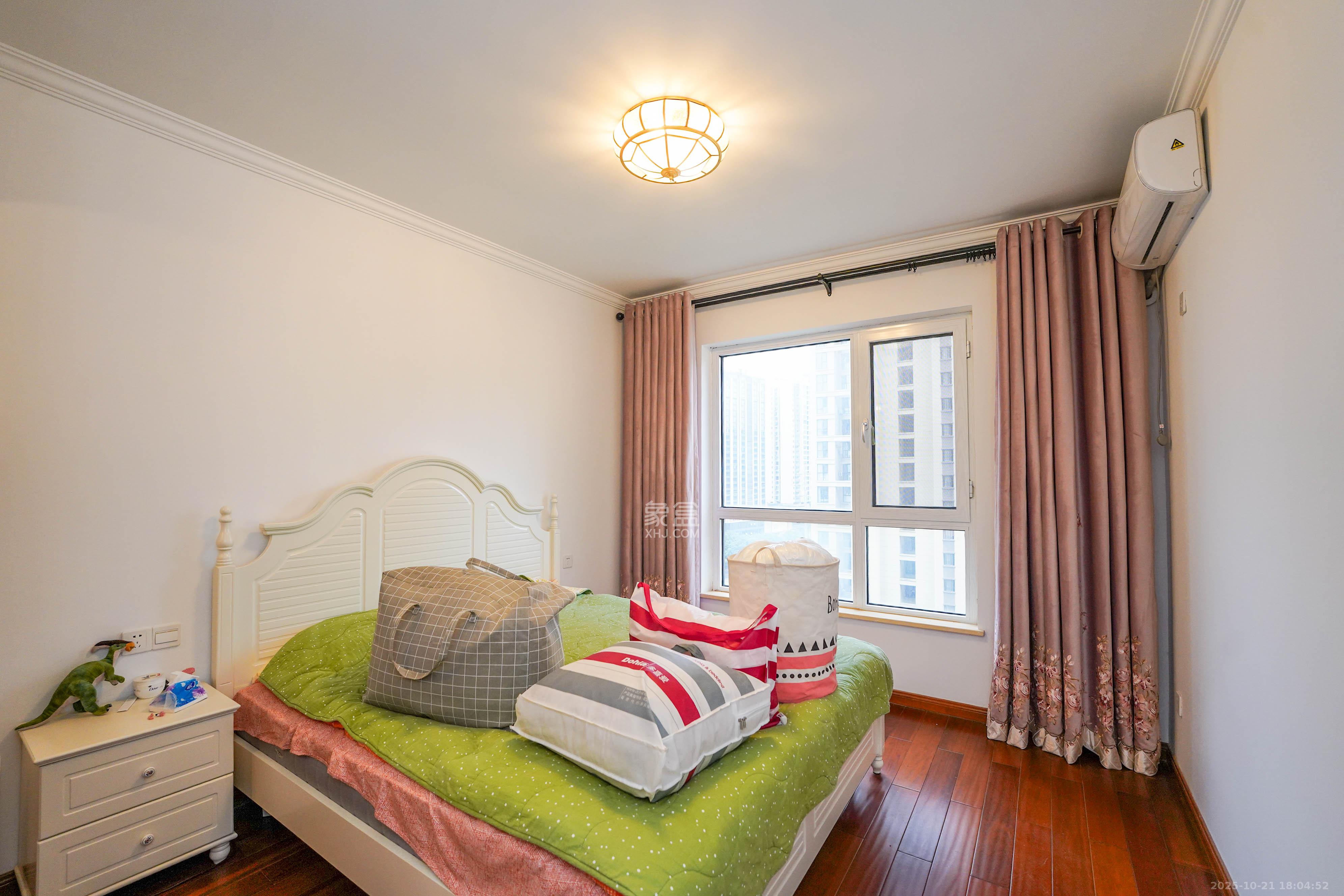 绿地新都会  3室2厅2卫    80.0万卧室