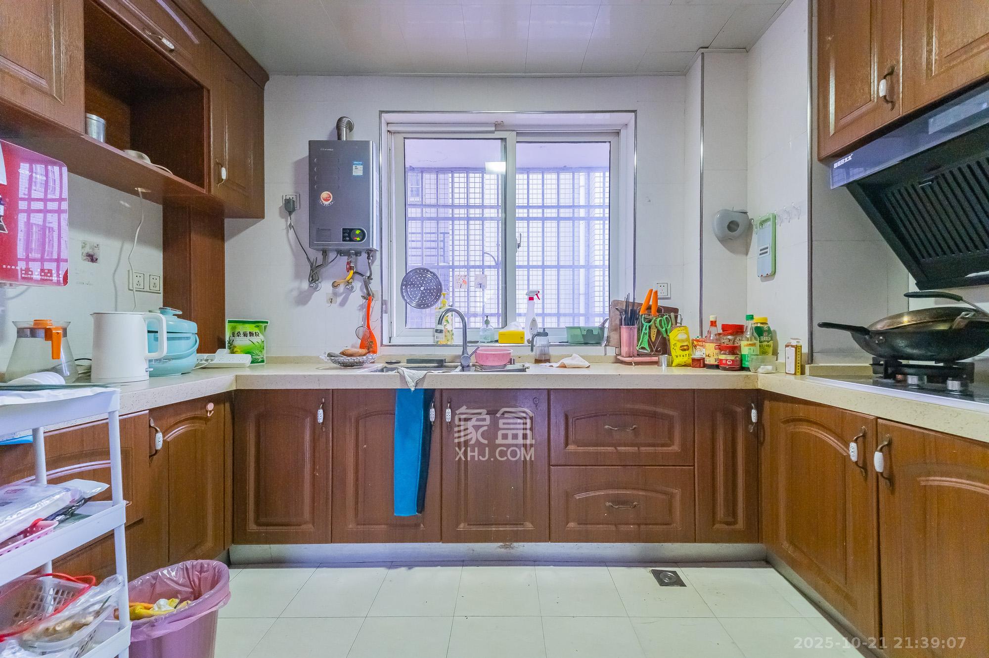 佳美星城  3室2厅2卫    62.8万厨房