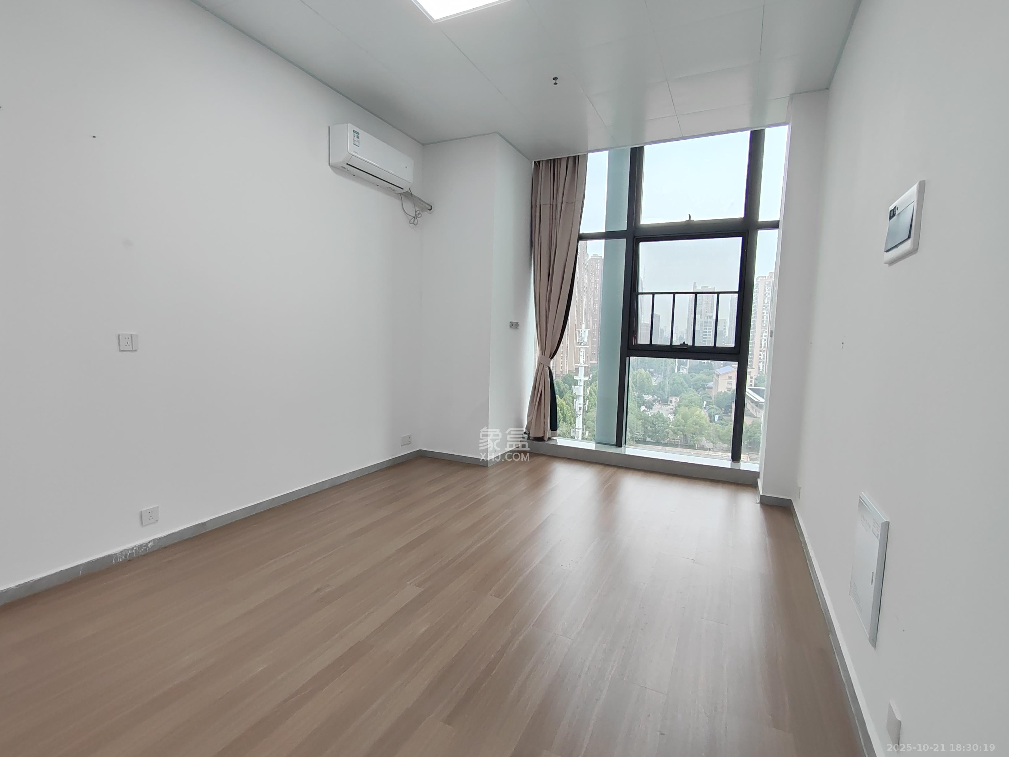 广大商务大厦  1室1厅1卫    1800.0元/月室内图