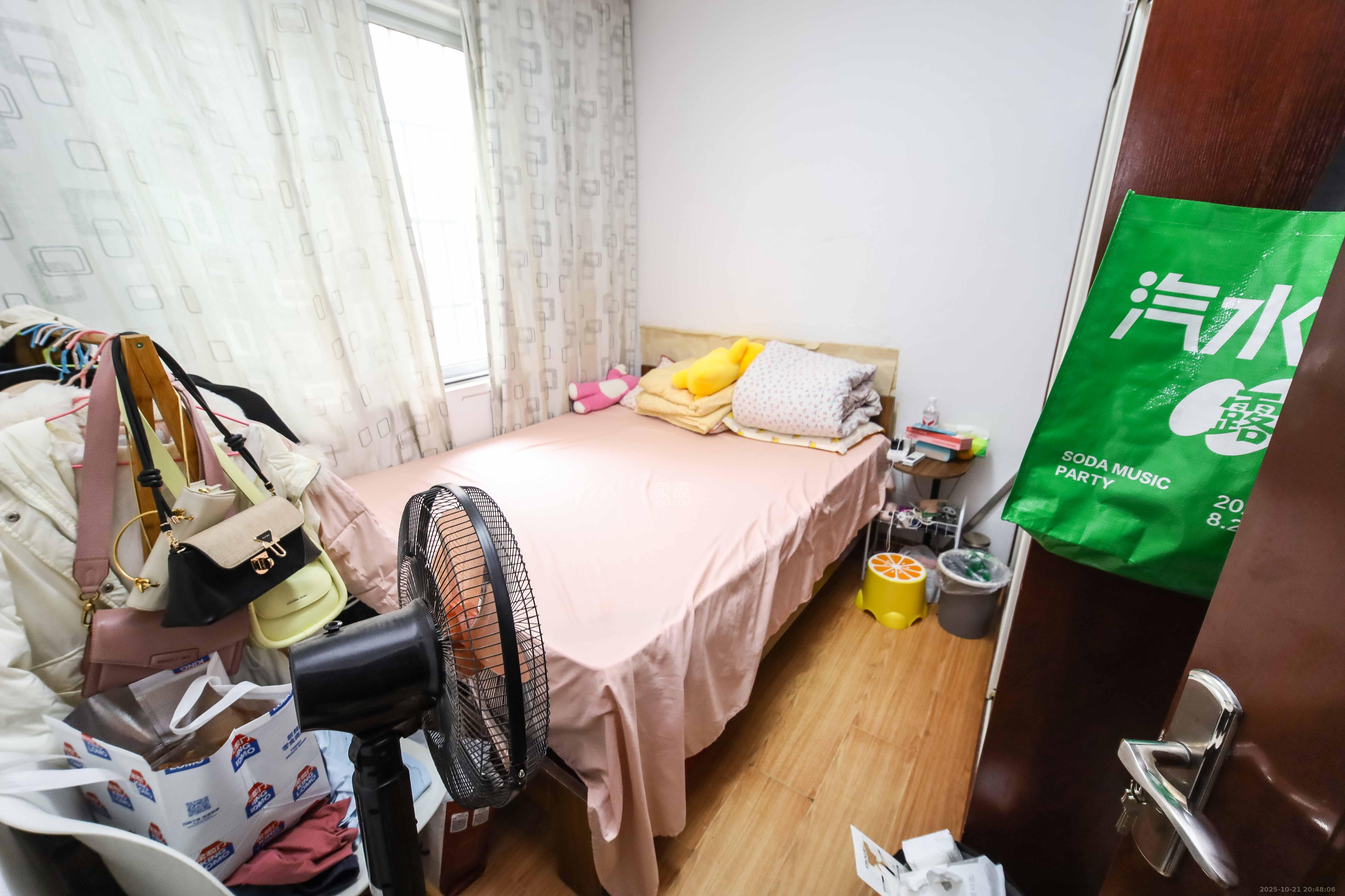 上河国际C区  3室2厅1卫    70.8万 上河国际C区  3室2厅1卫    70.8万卧室