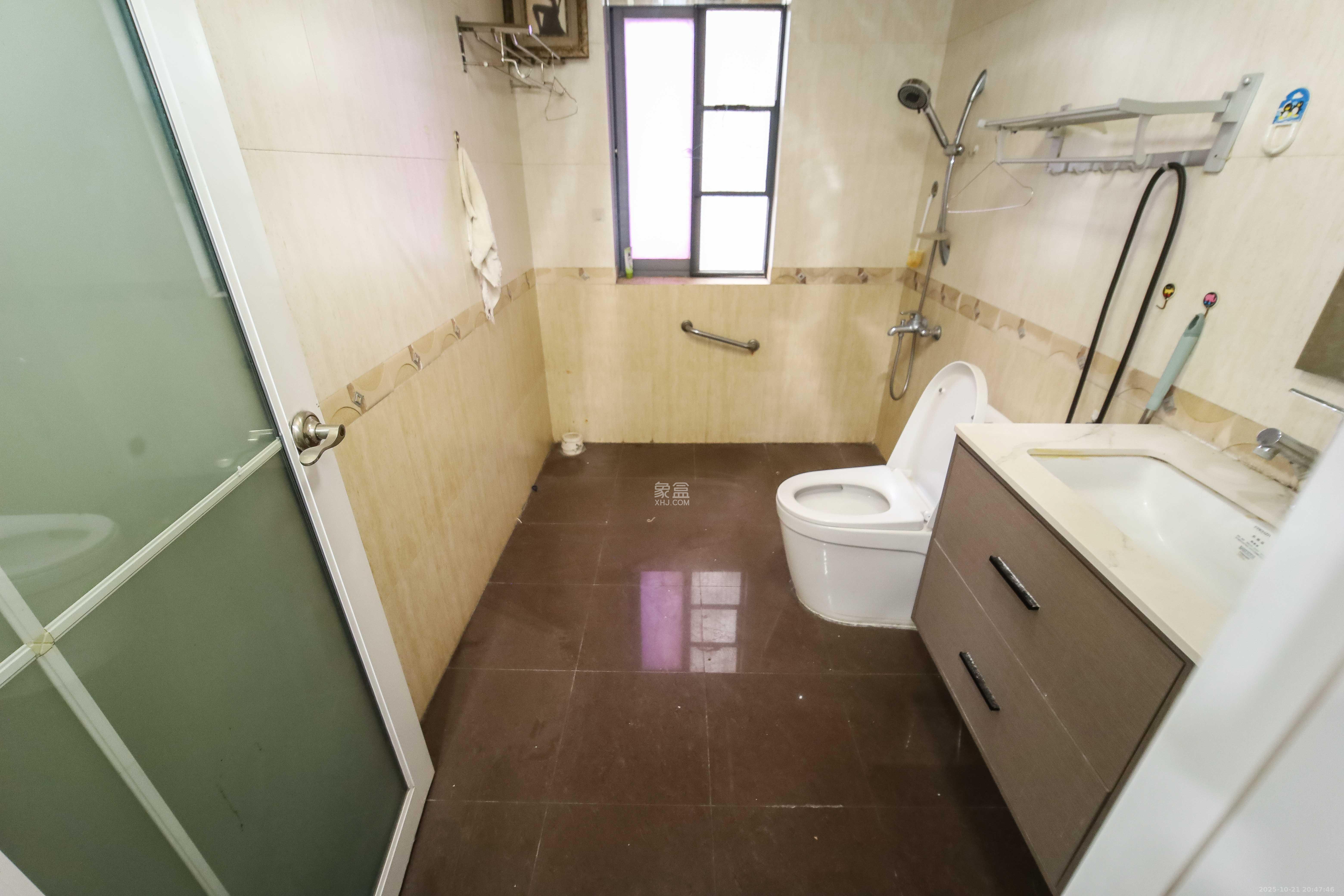 银港水晶城  3室2厅2卫    85.8万卫生间