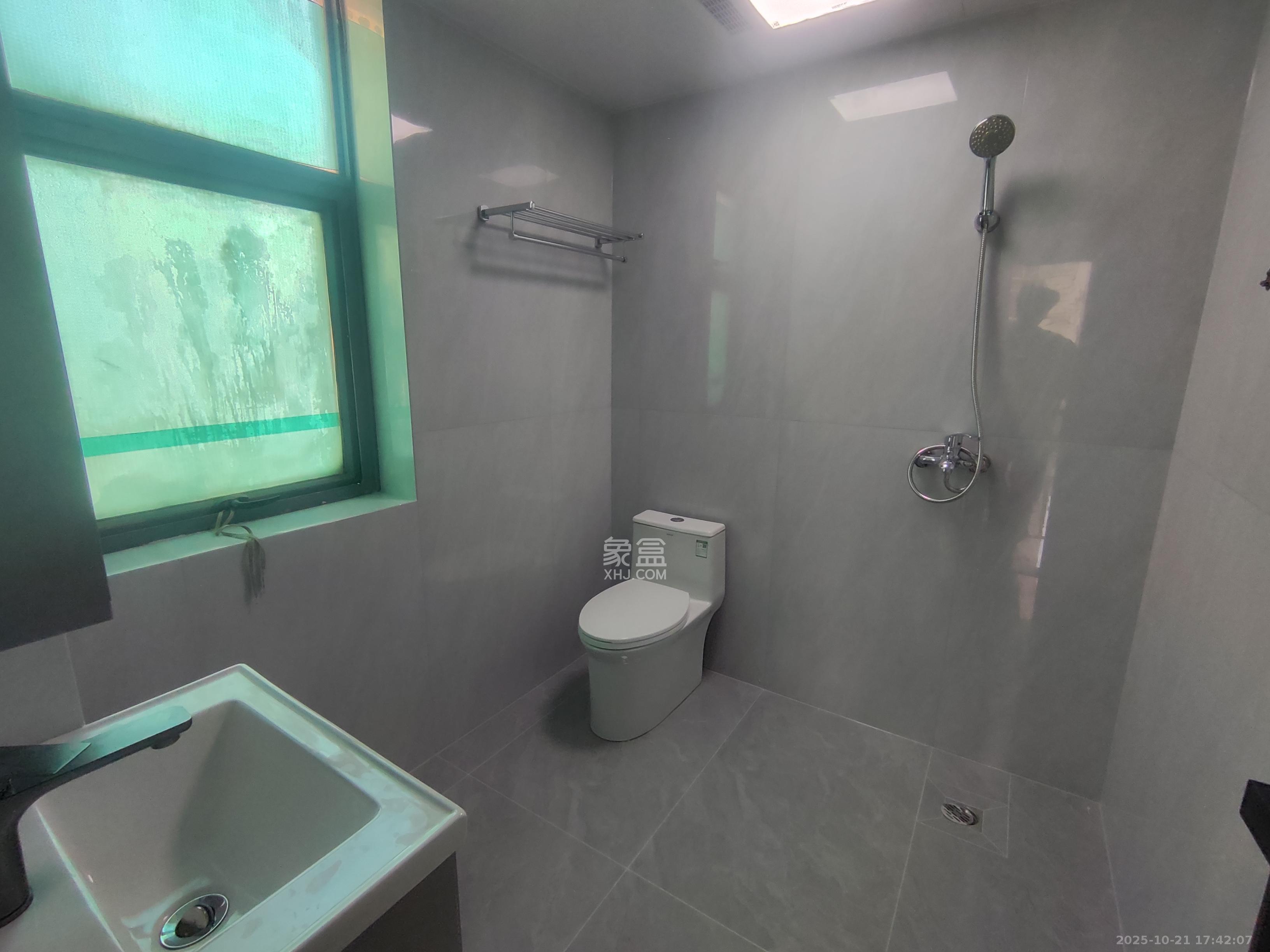 标志浪漫满屋（枫景公寓）  3室2厅2卫    2400.0元/月室内图