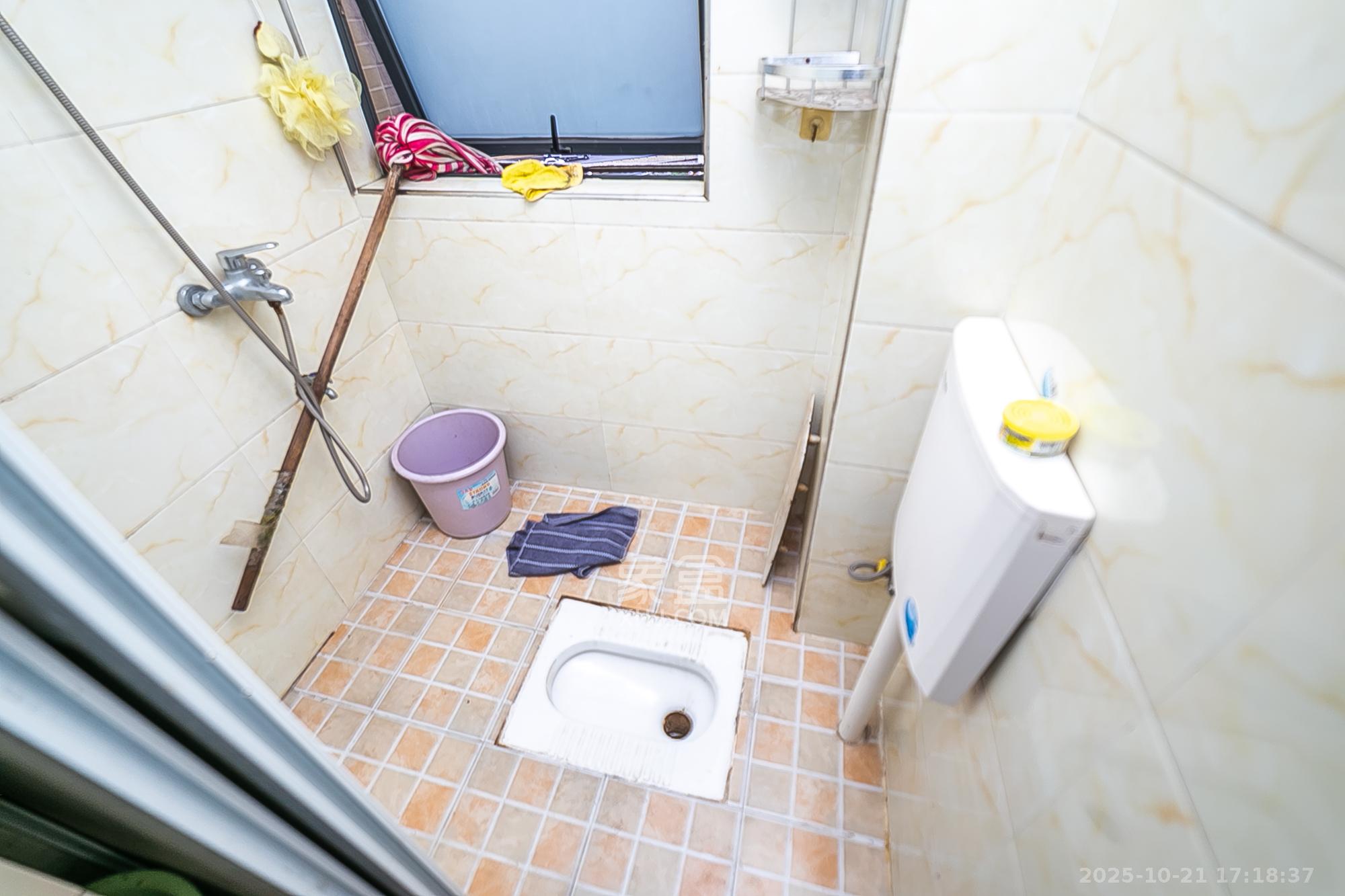 天鸿天府(天鸿中央大院) 4室2厅1卫 120.0万 天鸿天府(天鸿中央大院) 4室2厅1卫 120.0万卫生间