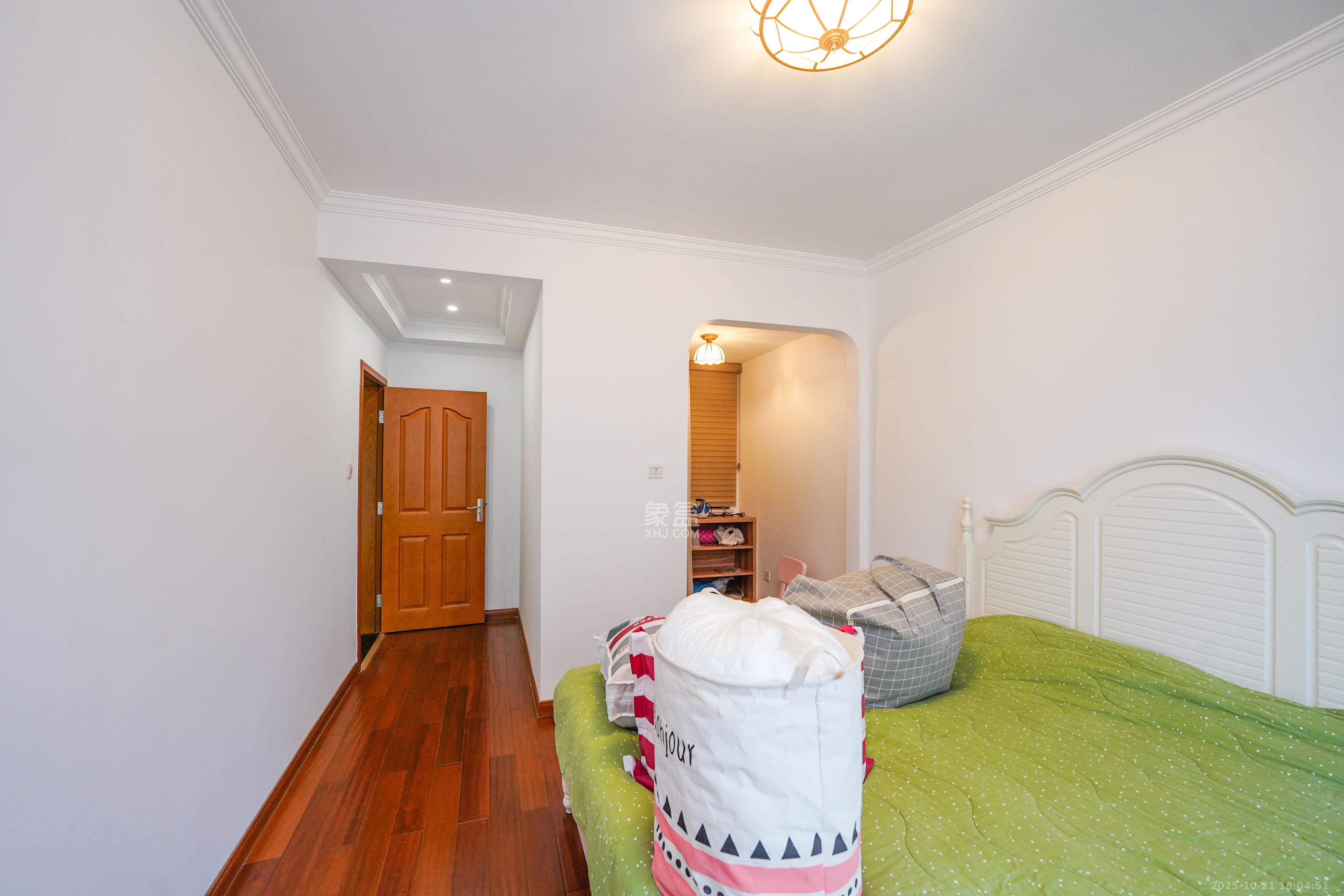 绿地新都会  3室2厅2卫    80.0万卧室